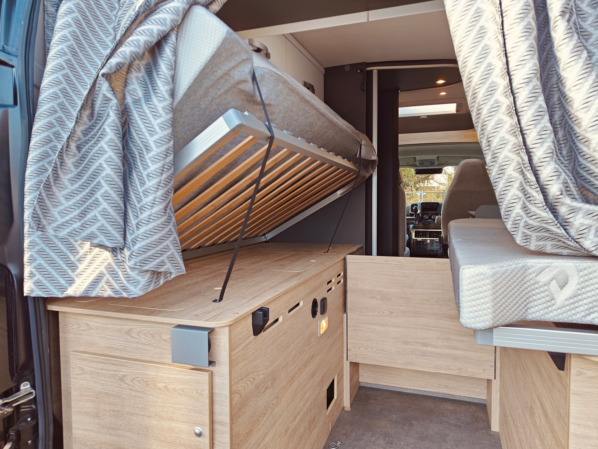 FIAT Dethleffs Globetrail 600 ER -- Automat -- Längsbett -- Klimaanlage -- SAT-Anlage & TV -- Lithiumbatterie-image-11
