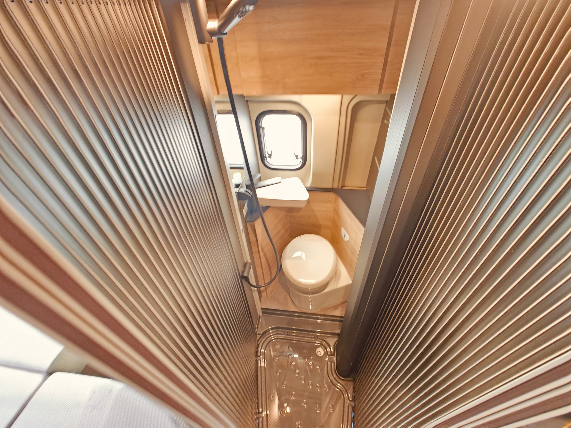 FIAT Dethleffs Globetrail 600 ER -- Automat -- Längsbett -- Klimaanlage -- SAT-Anlage & TV -- Lithiumbatterie-image-21