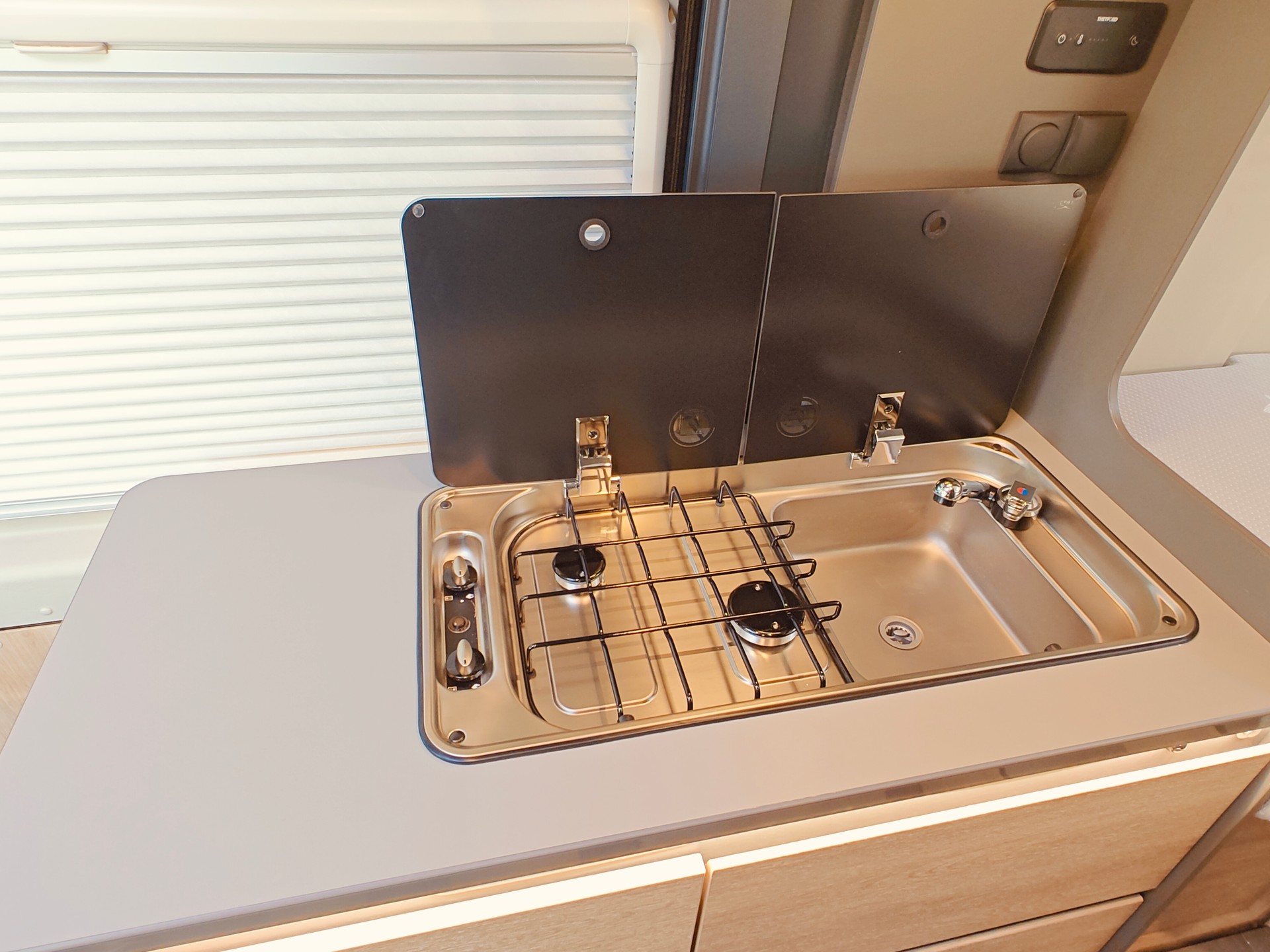FIAT Dethleffs Globetrail 600 ER -- Automat -- Längsbett -- Klimaanlage -- SAT-Anlage & TV -- Lithiumbatterie-image-23
