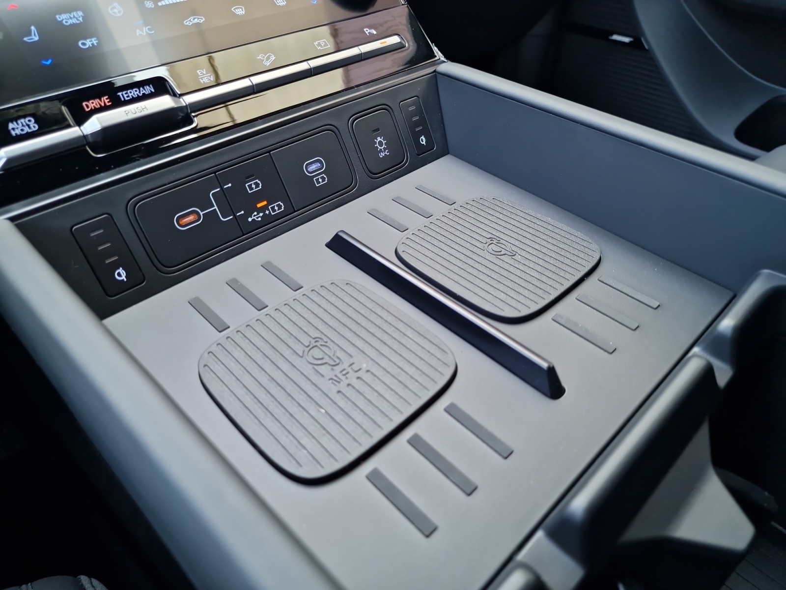 HYUNDAI Santa Fe 1.6 PHEV Calligraphy 4WD 288PS NEW MODEL 7-Sitzer-image-24