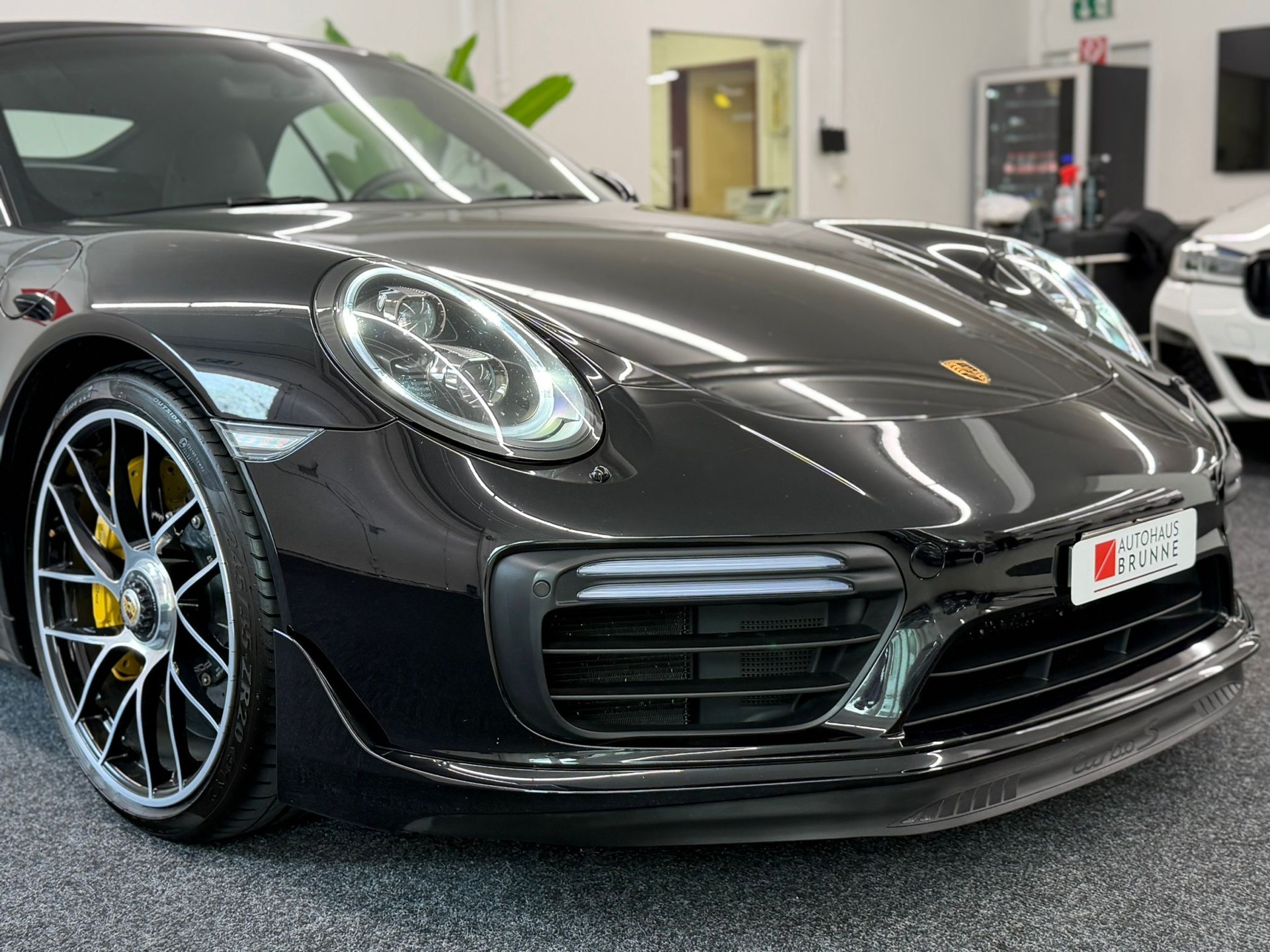 PORSCHE 911 Turbo S Cabrio PDK-image-12