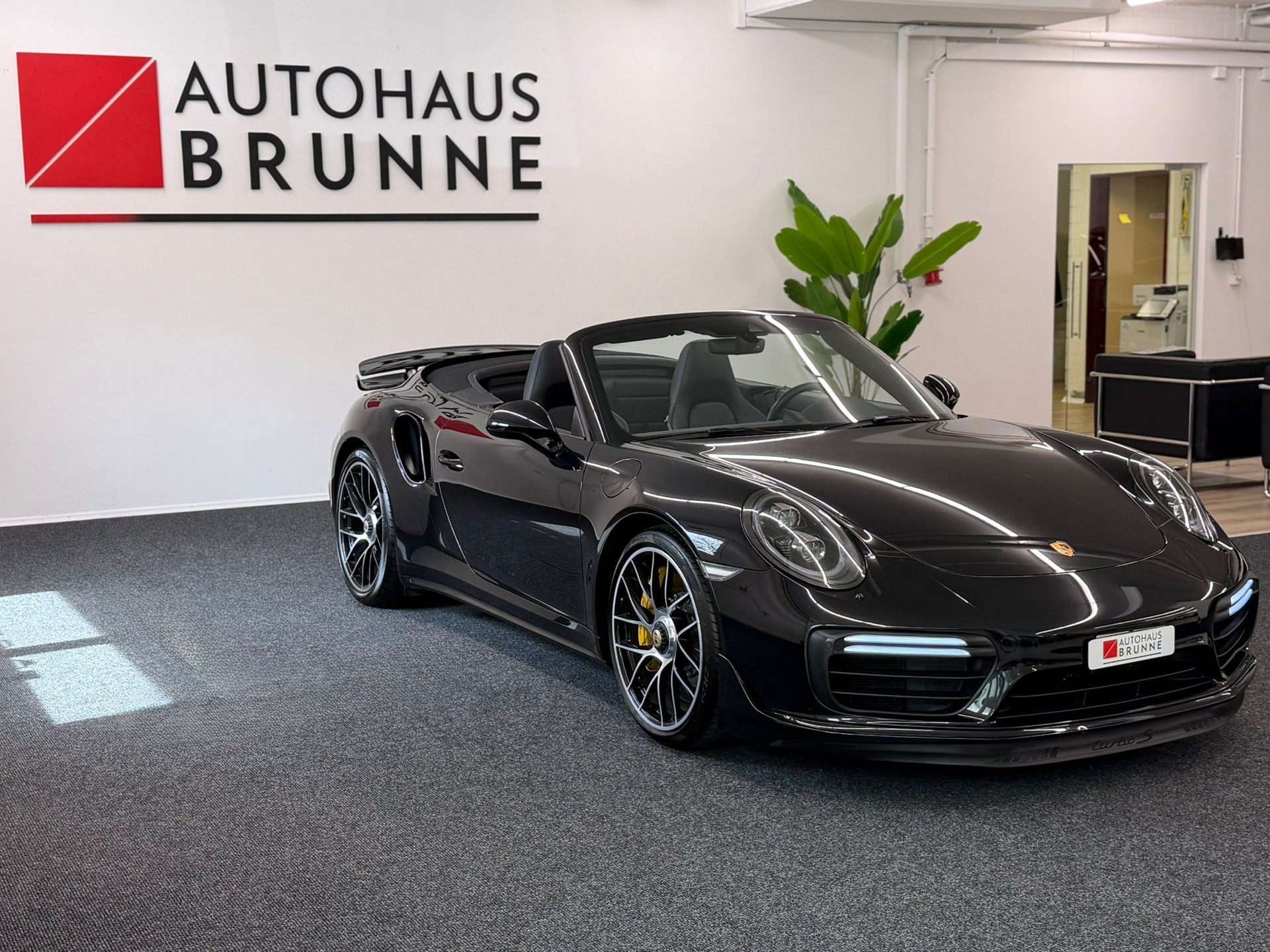 PORSCHE 911 Turbo S Cabrio PDK-image-4