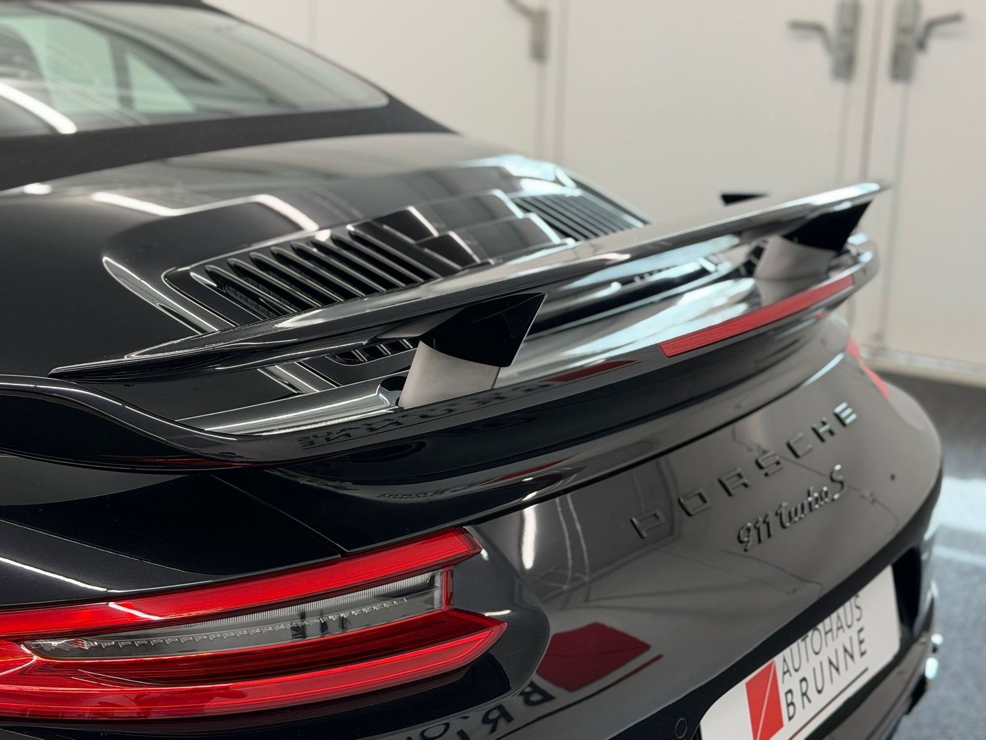 PORSCHE 911 Turbo S Cabrio PDK-image-18