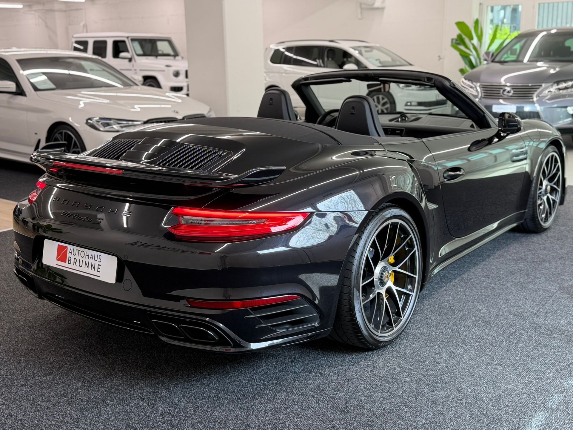 PORSCHE 911 Turbo S Cabrio PDK-image-15
