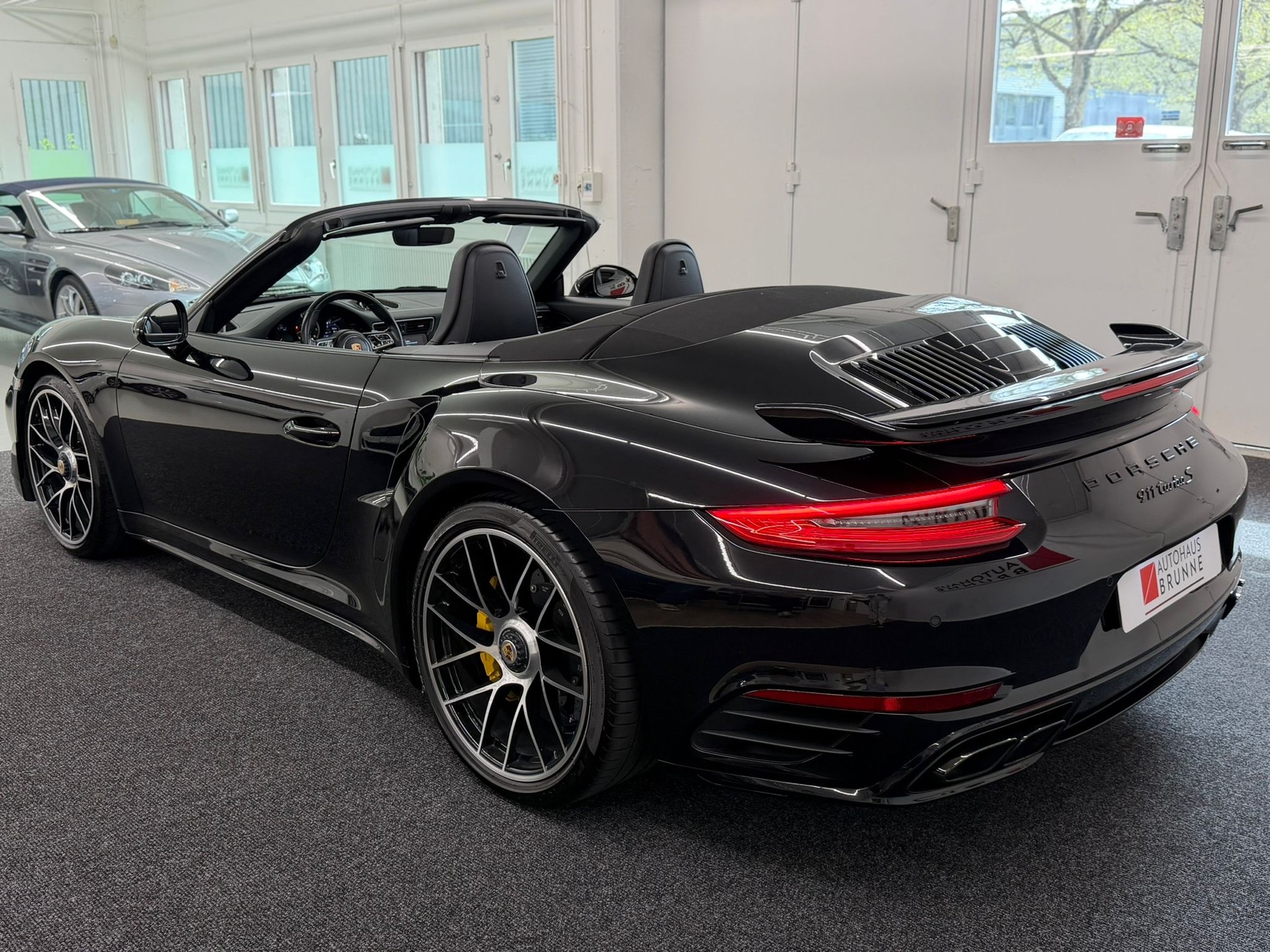 PORSCHE 911 Turbo S Cabrio PDK-image-22
