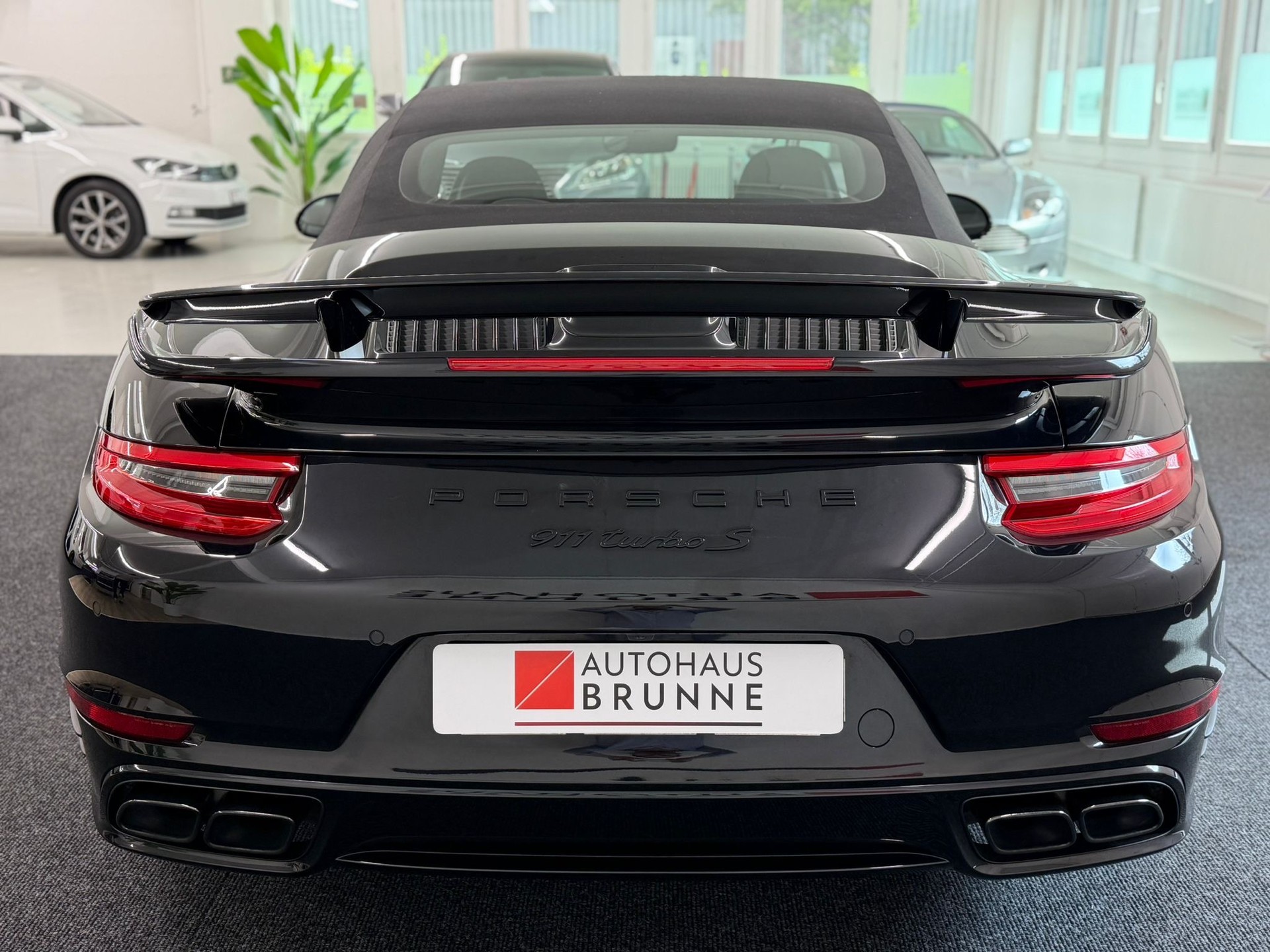 PORSCHE 911 Turbo S Cabrio PDK-image-17