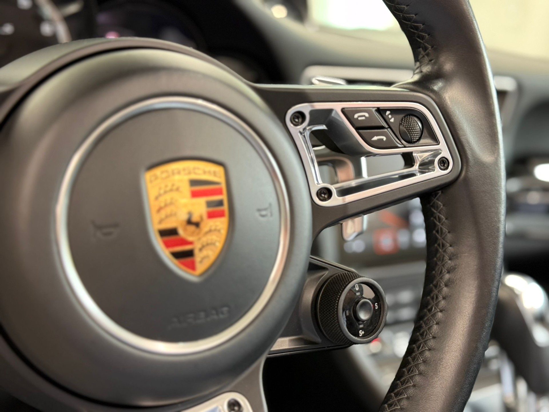 PORSCHE 911 Turbo S Cabrio PDK-image-25