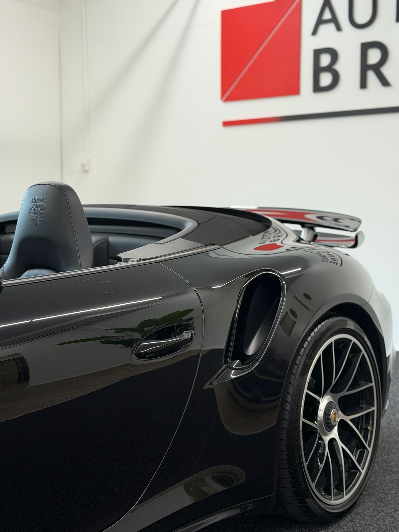 PORSCHE 911 Turbo S Cabrio PDK-image-7