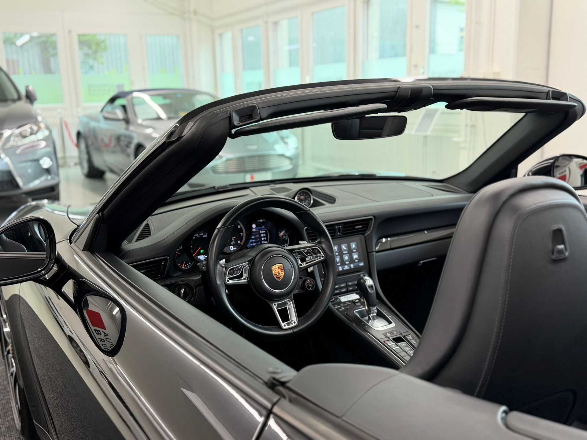 PORSCHE 911 Turbo S Cabrio PDK-image-23