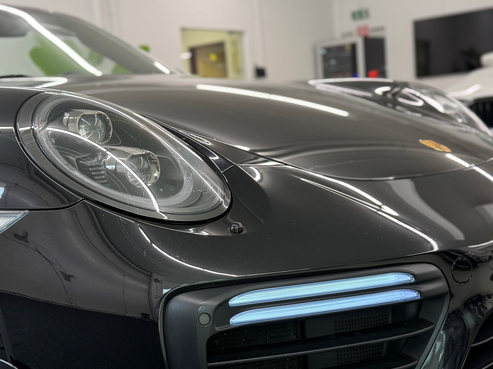PORSCHE 911 Turbo S Cabrio PDK-image-6