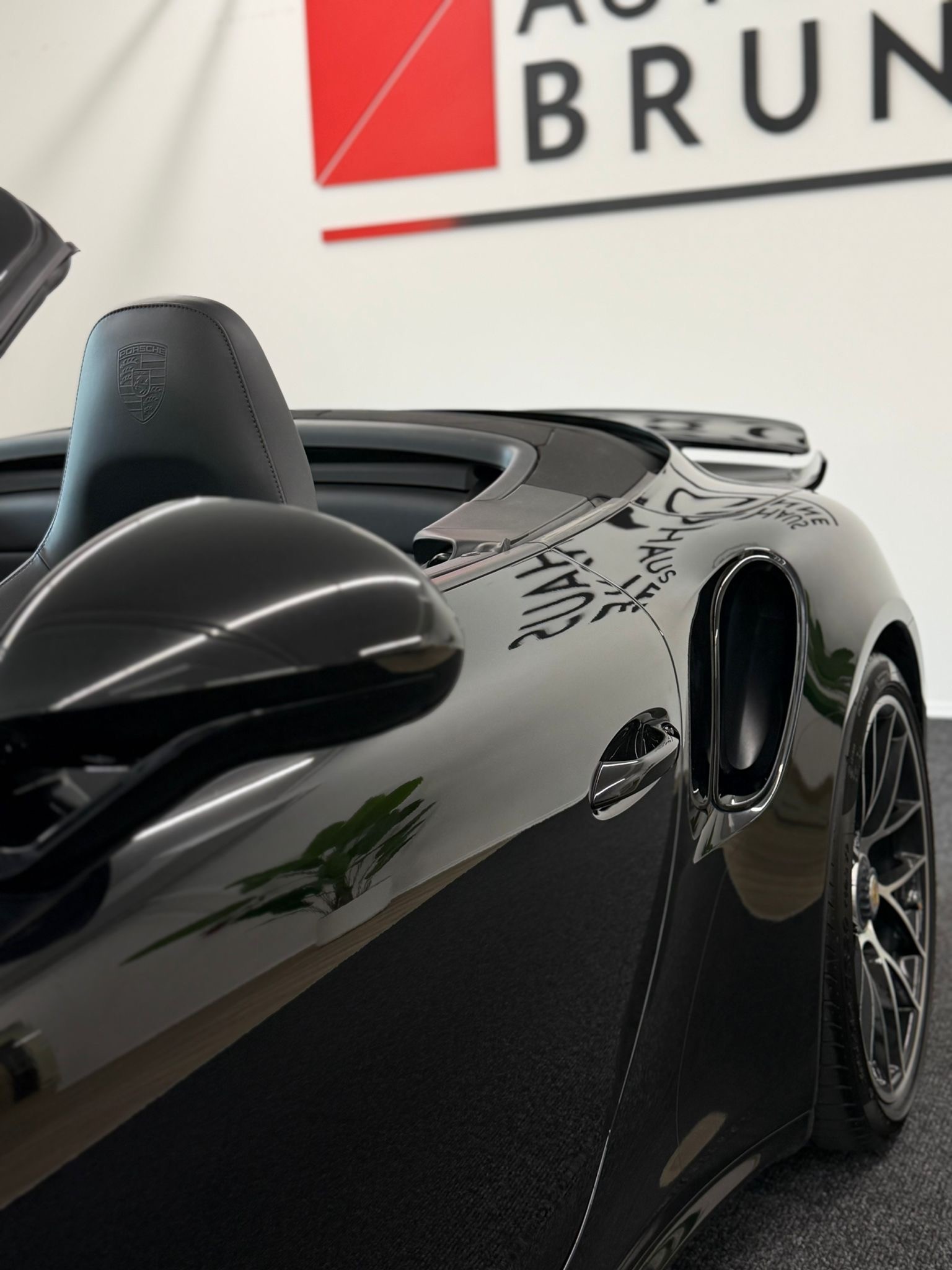 PORSCHE 911 Turbo S Cabrio PDK-image-8