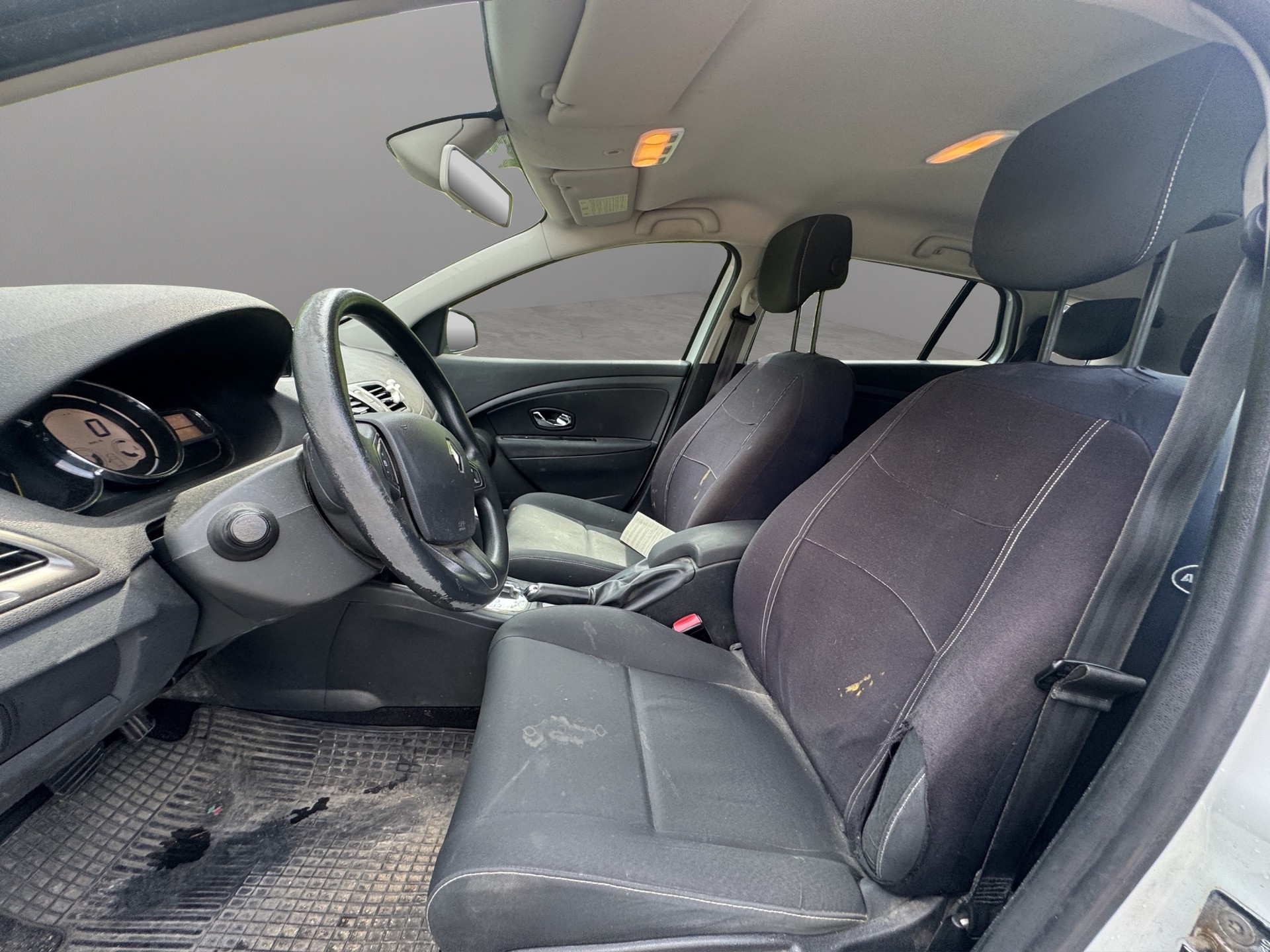 RENAULT Mégane Grandtour 2.0 16V Dynamique CVT-image-9
