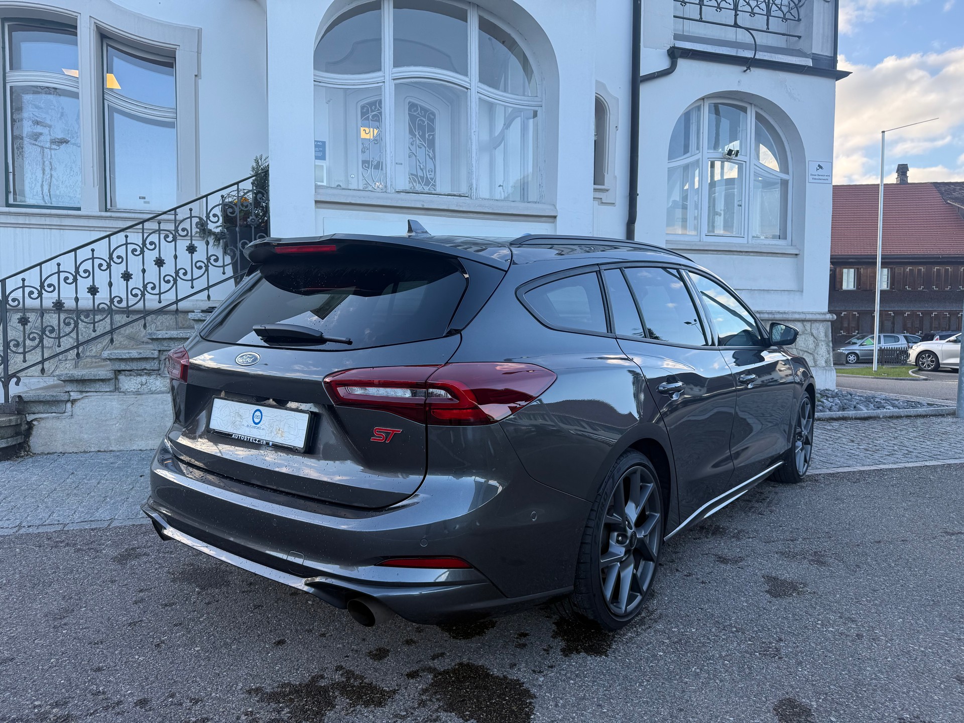 FORD Focus Station Wagon 2.3 EcoB ST X 280 PS-image-4