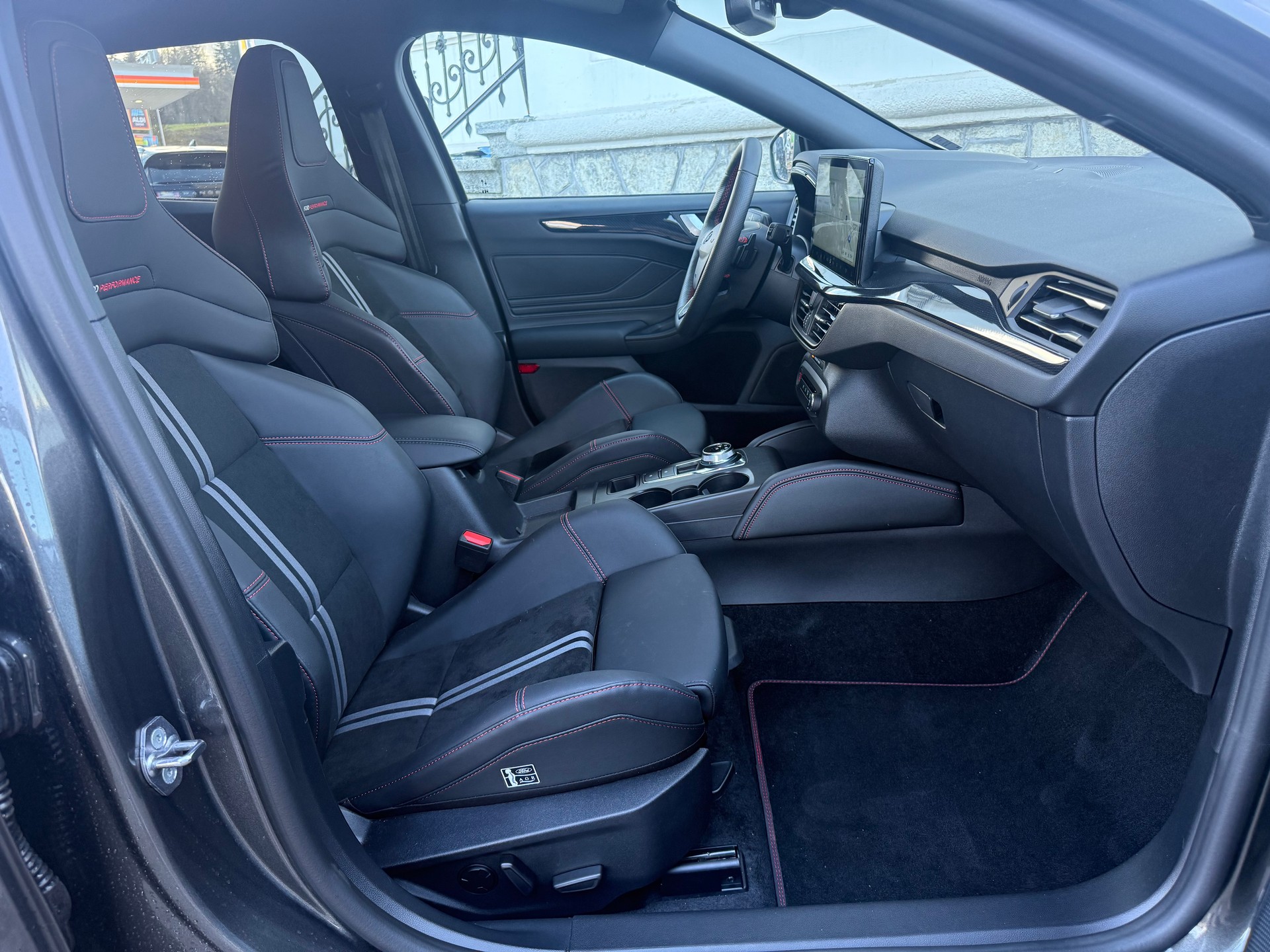 FORD Focus Station Wagon 2.3 EcoB ST X 280 PS-image-10