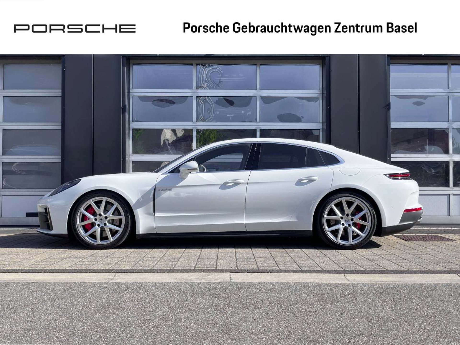 PORSCHE Panamera 4S E-Hybrid-showroom-element-1