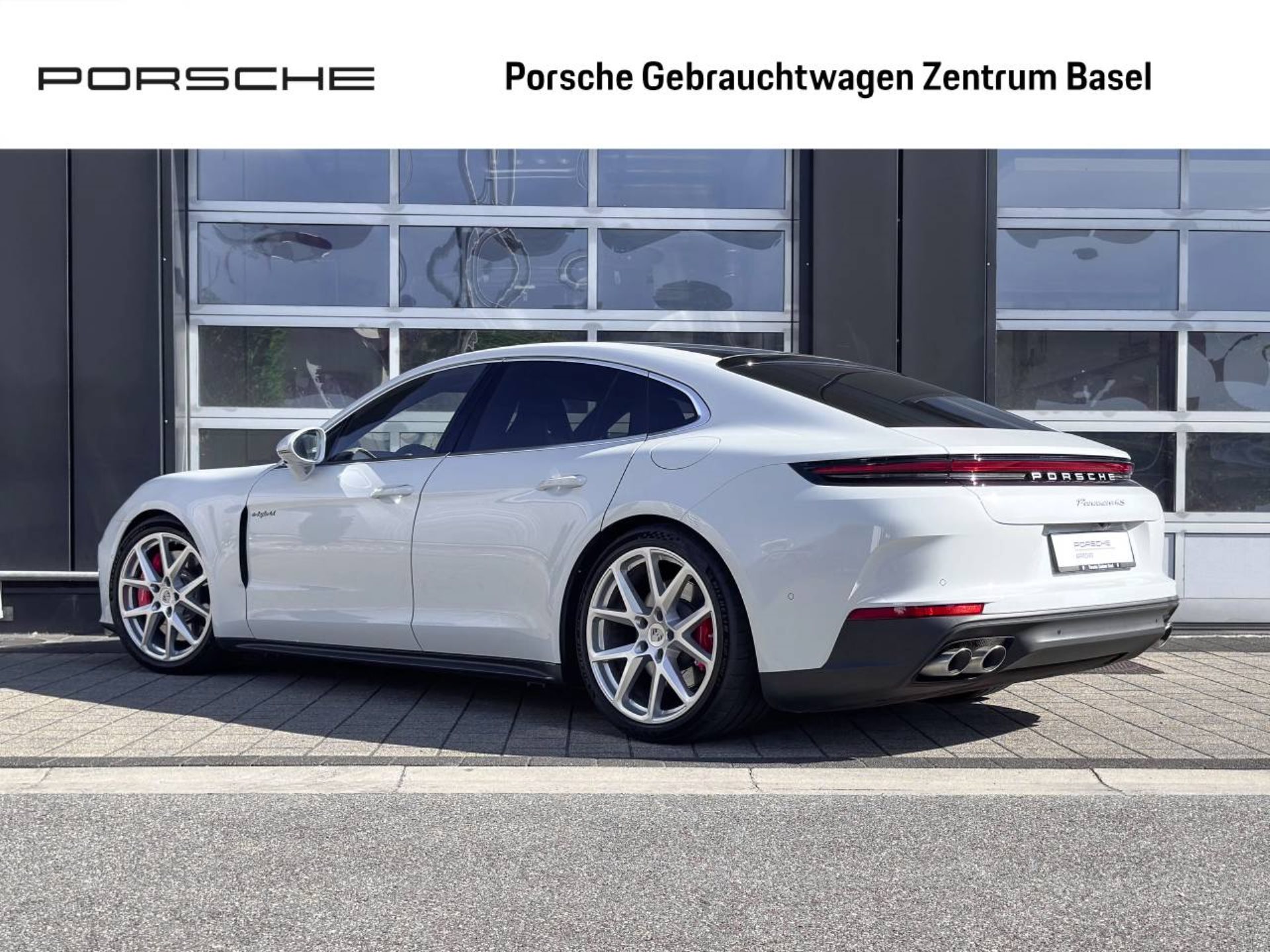 PORSCHE Panamera 4S E-Hybrid-showroom-element-2