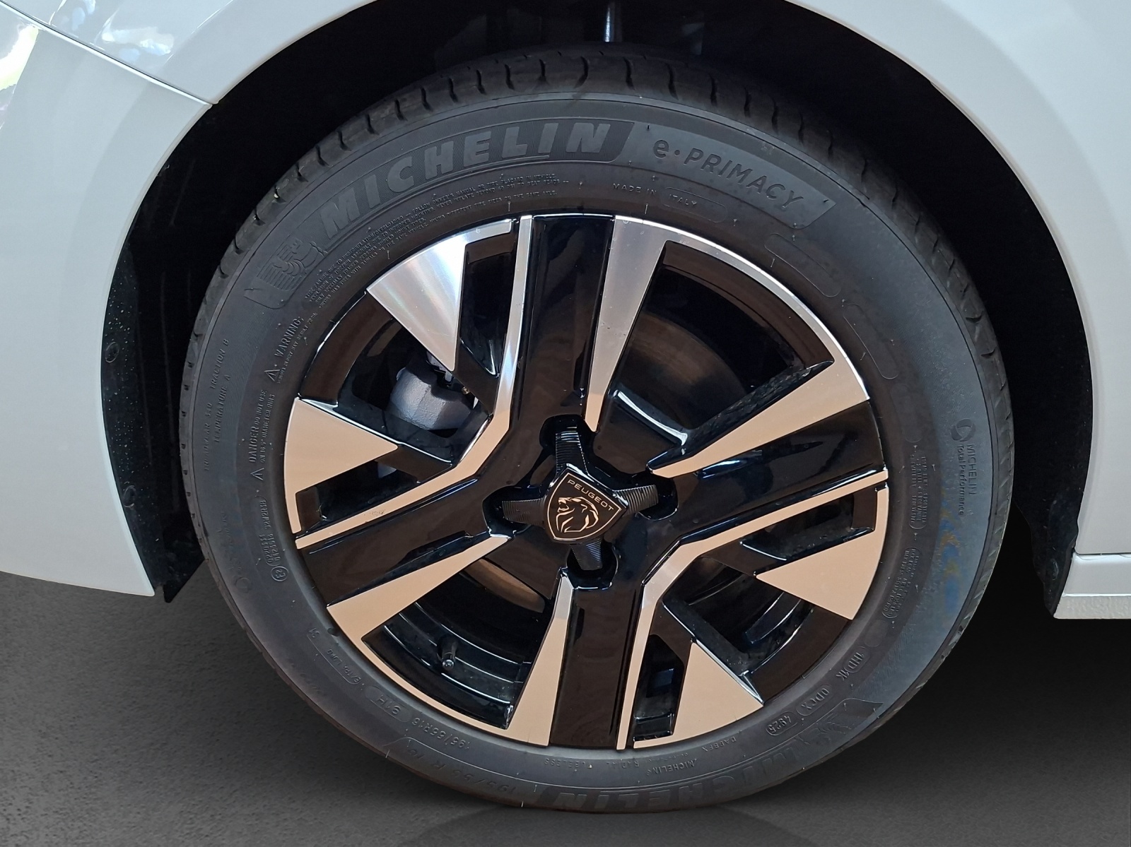 PEUGEOT 208 1.2 Hybrid Allure Premium-image-15