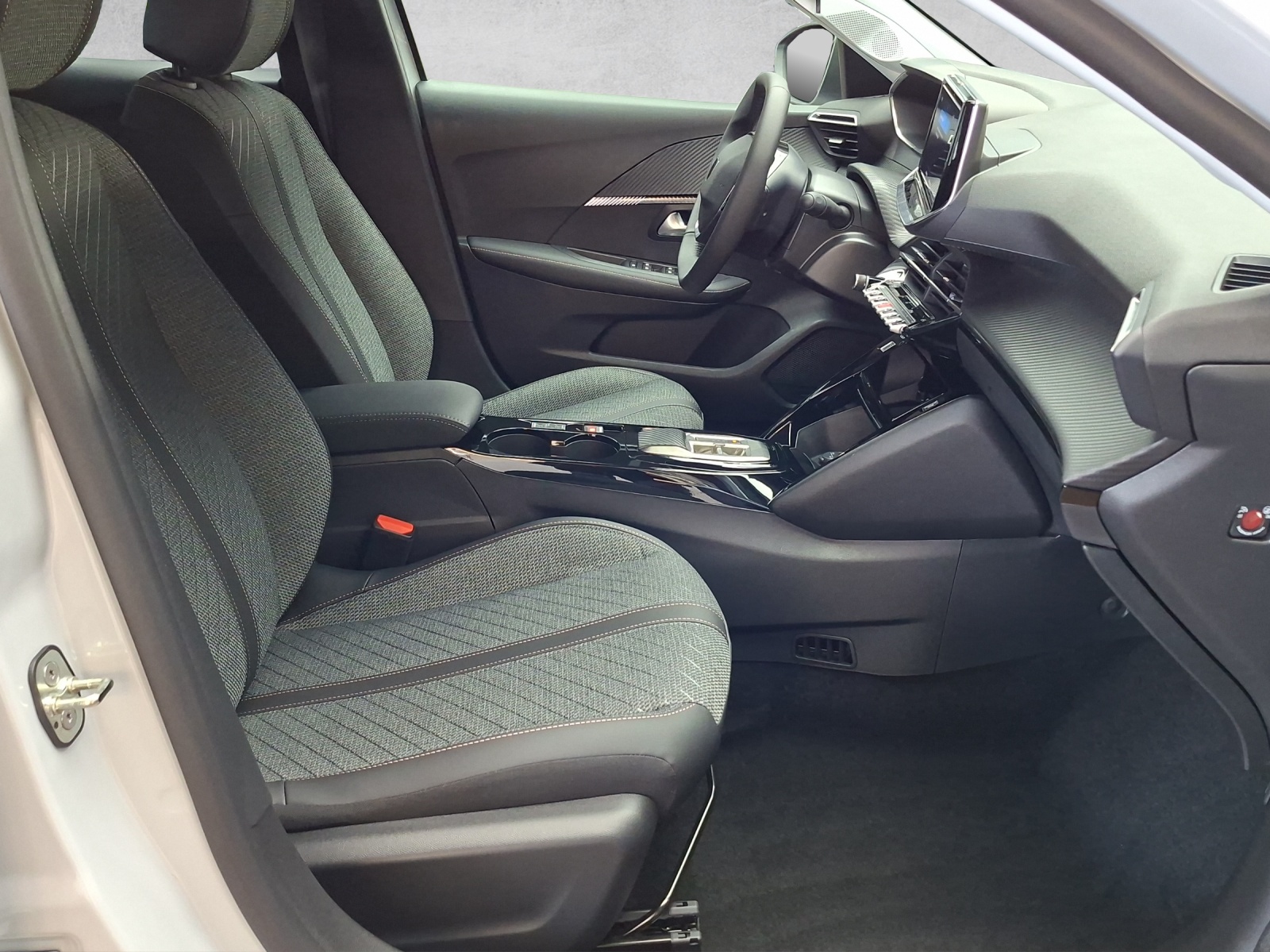 PEUGEOT 208 1.2 Hybrid Allure Premium-image-13