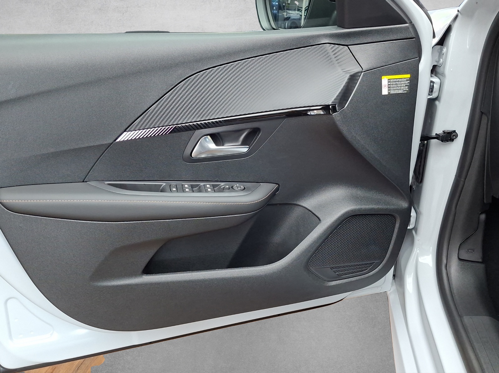 PEUGEOT 208 1.2 Hybrid Allure Premium-image-10