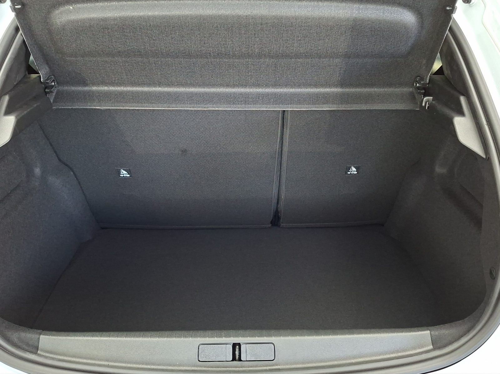PEUGEOT 208 1.2 Hybrid Allure Premium-image-12