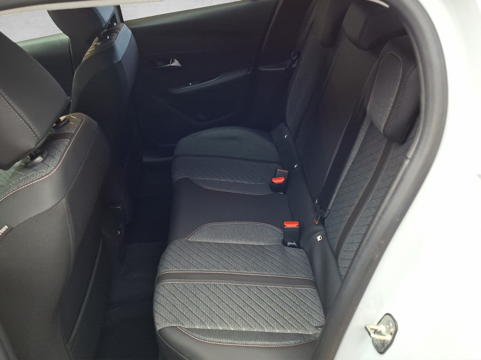PEUGEOT 208 1.2 Hybrid Allure Premium-image-11