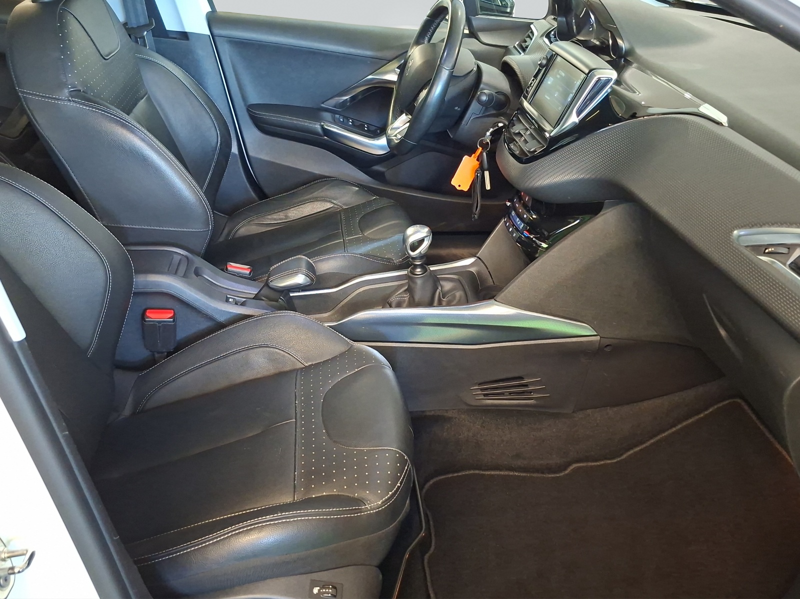 PEUGEOT 2008 1.6 e-HDi 115 Allure-image-8