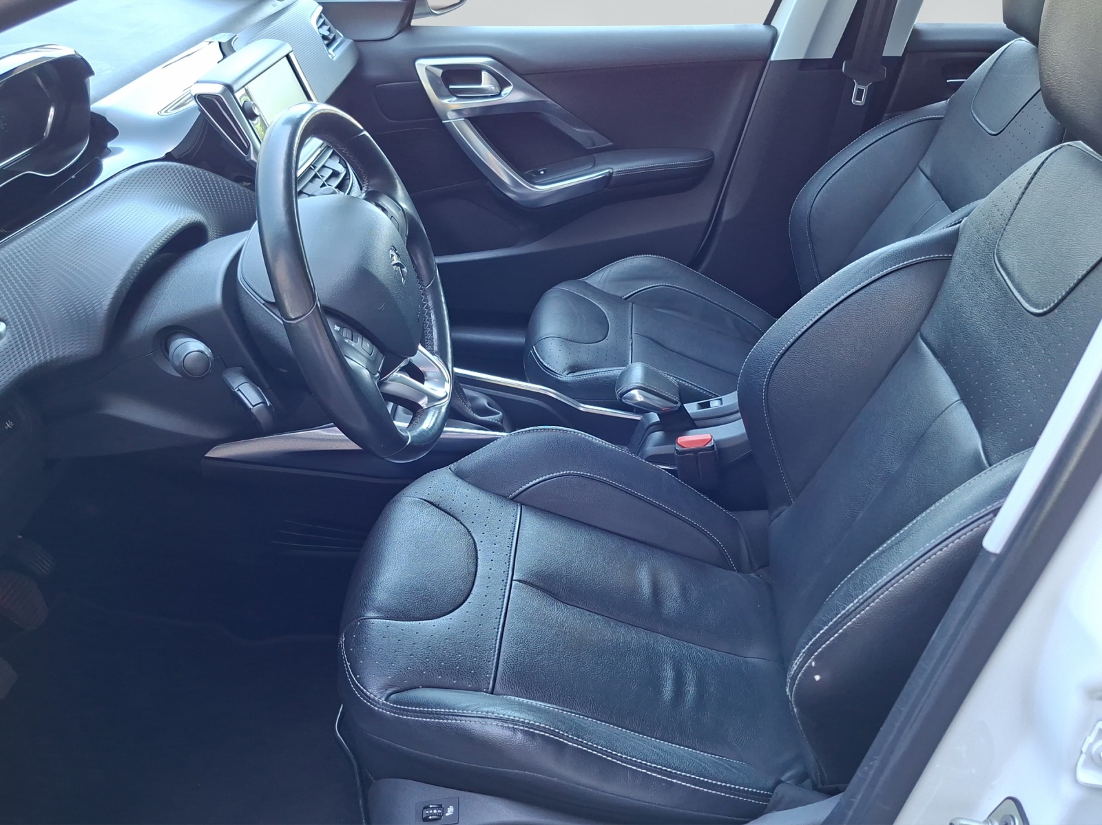 PEUGEOT 2008 1.6 e-HDi 115 Allure-image-7