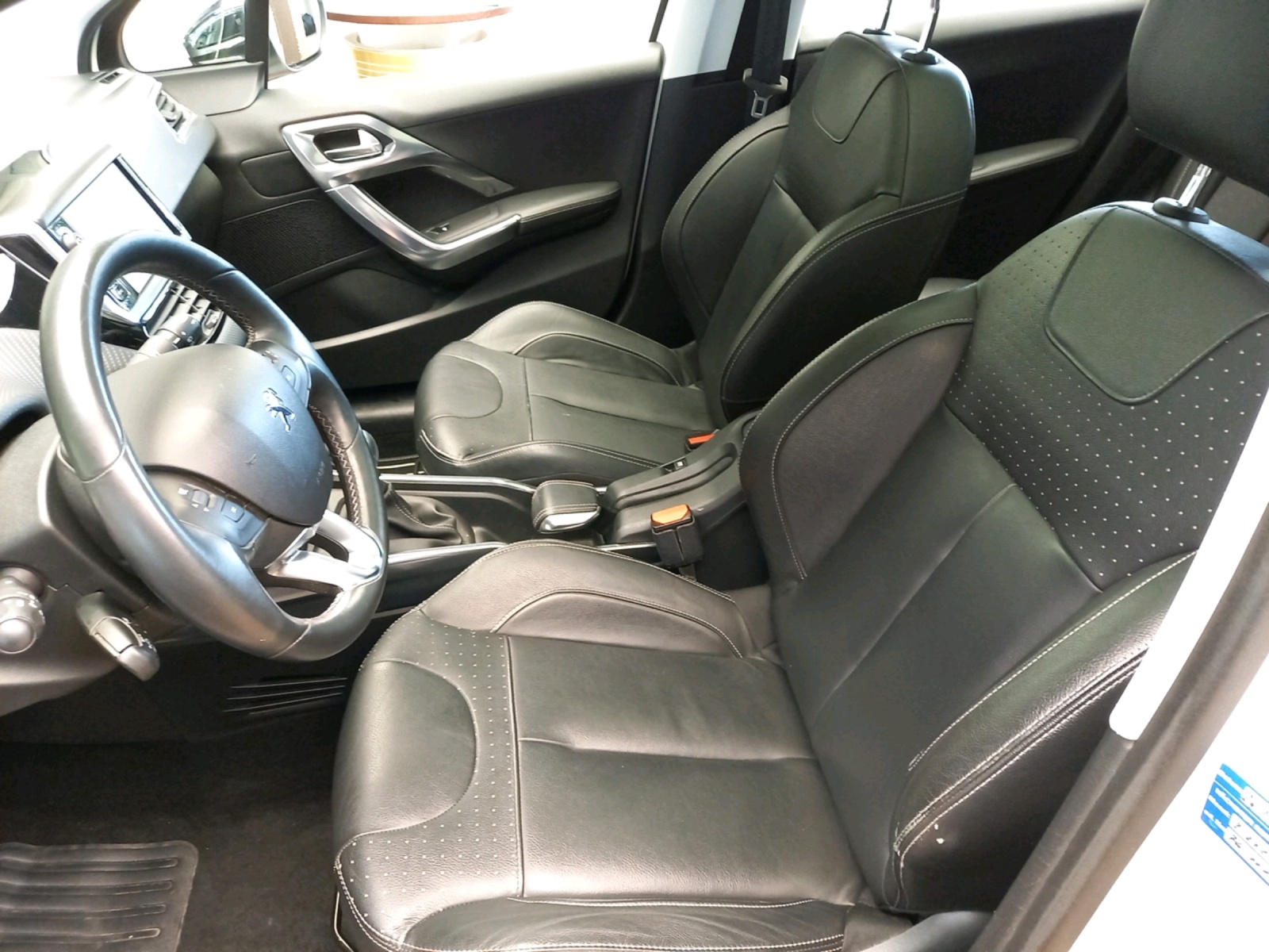 PEUGEOT 2008 1.6 e-HDi 115 Allure-image-6