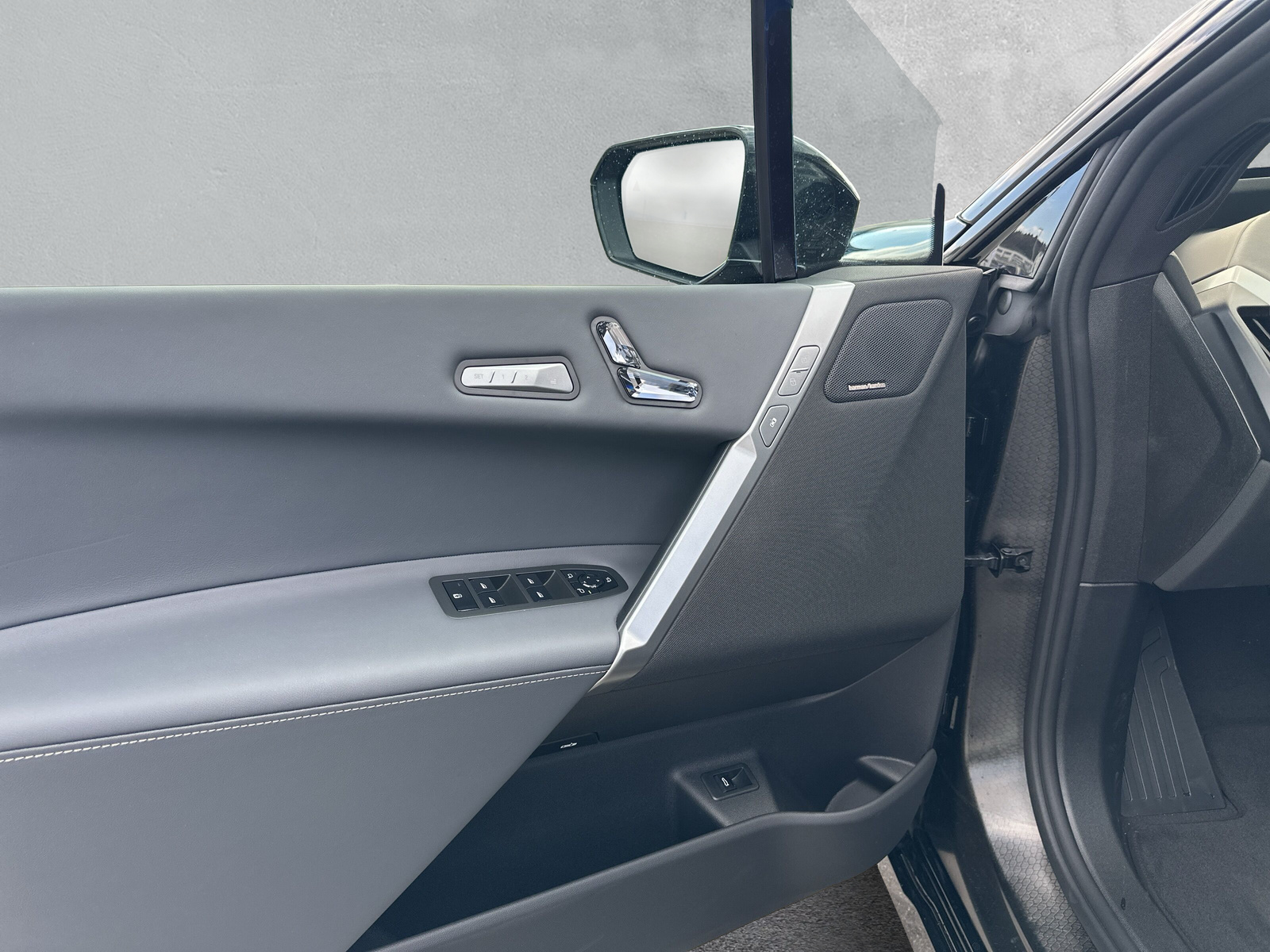 BMW iX xDrive60 M Sport-image-16