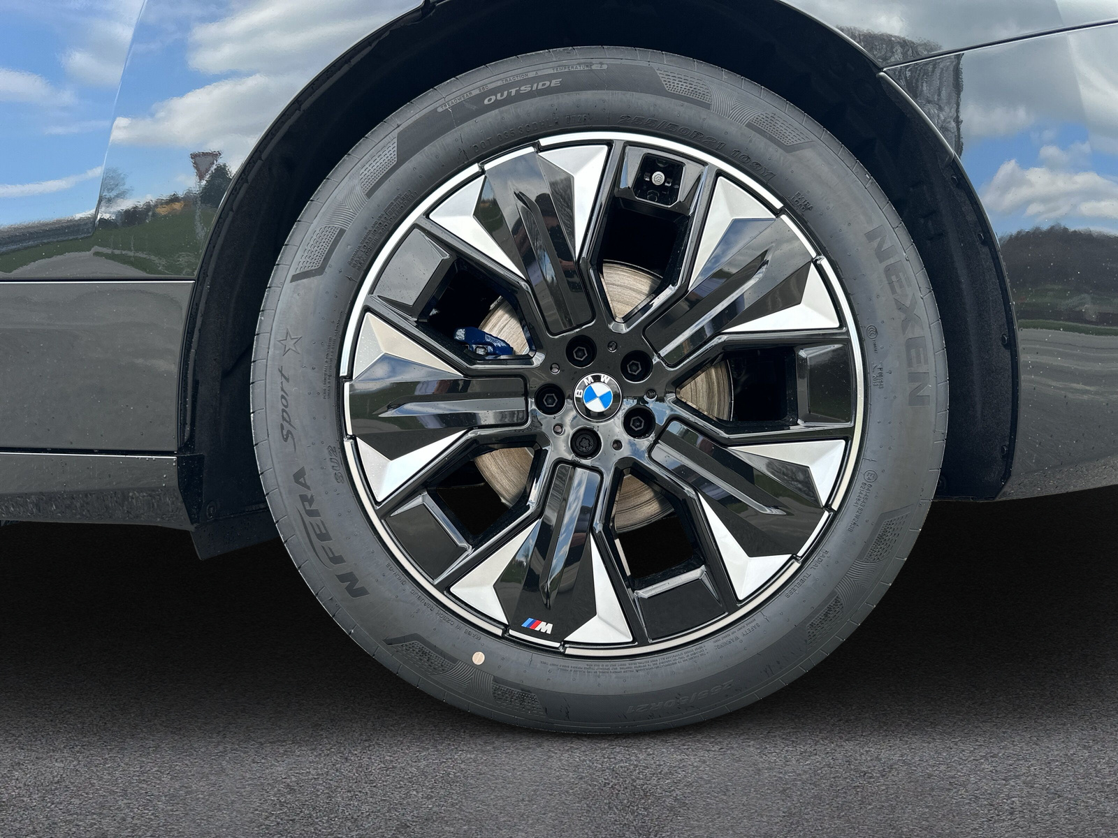 BMW iX xDrive60 M Sport-image-8