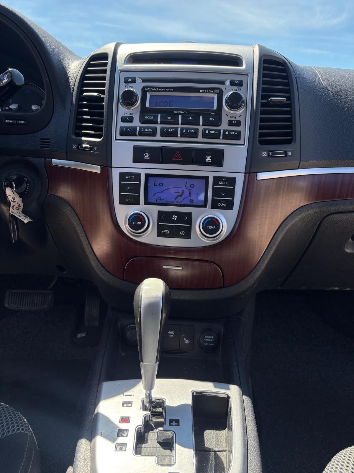 HYUNDAI Santa Fe 2.2 CRDi Premium 4WD Automatic-image-9
