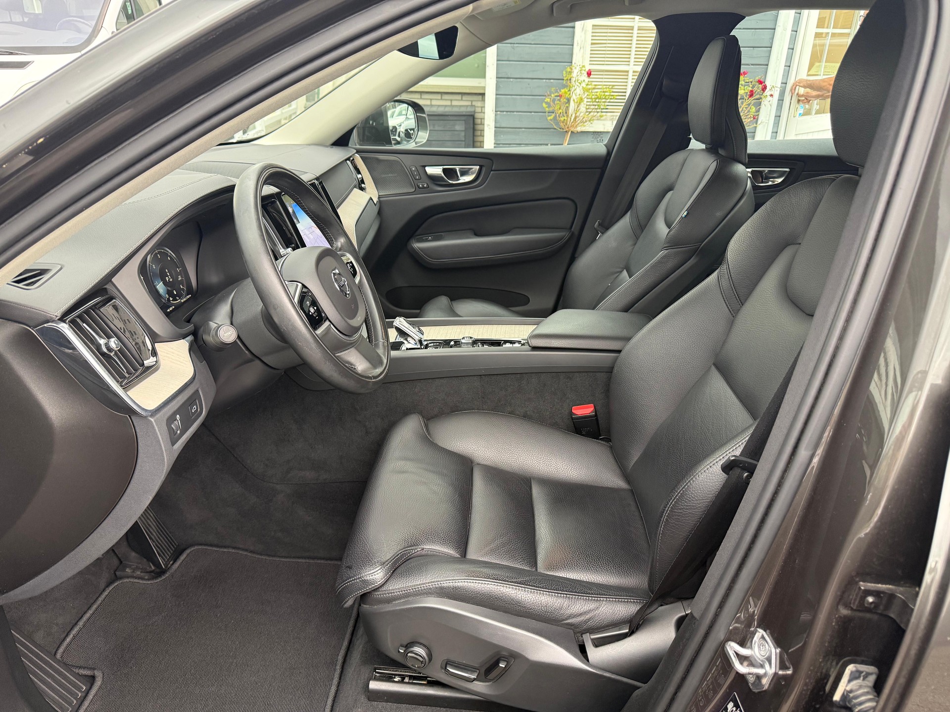 VOLVO XC60 2.0 B5 MH Inscription AWD-image-8