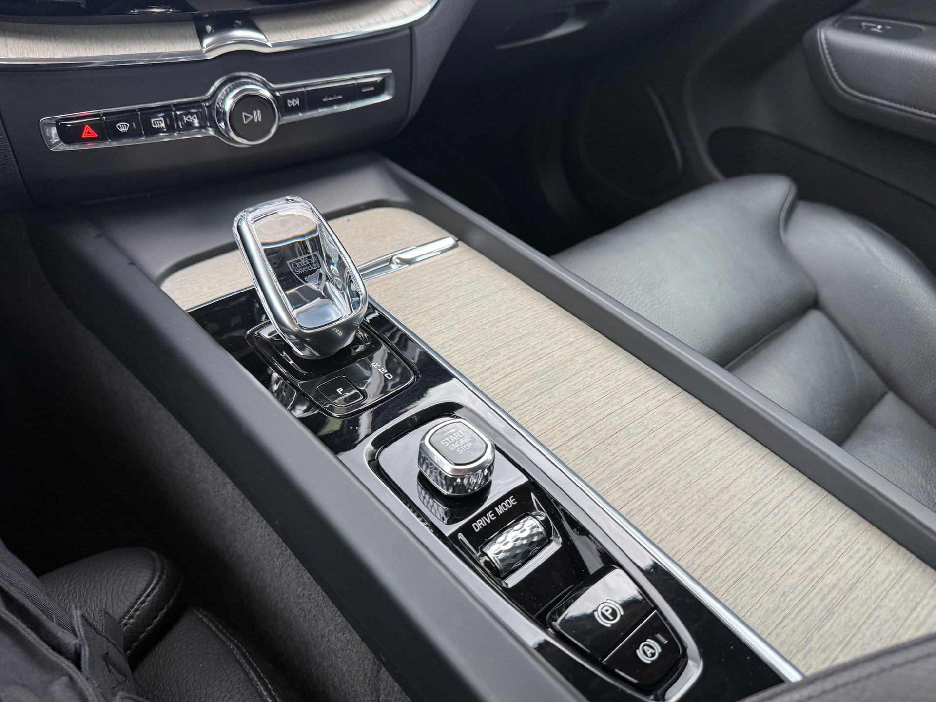 VOLVO XC60 2.0 B5 MH Inscription AWD-image-13