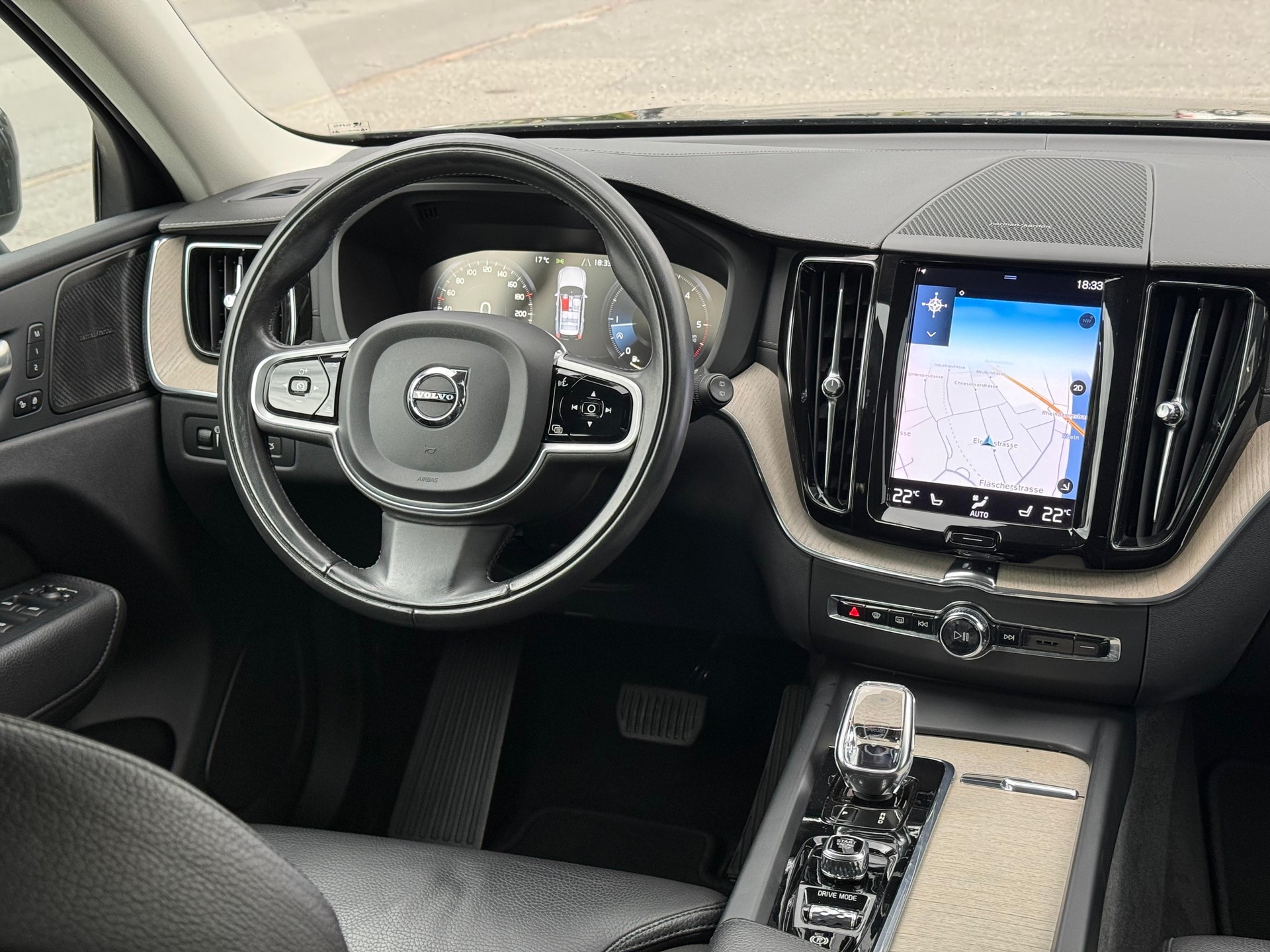 VOLVO XC60 2.0 B5 MH Inscription AWD-image-16