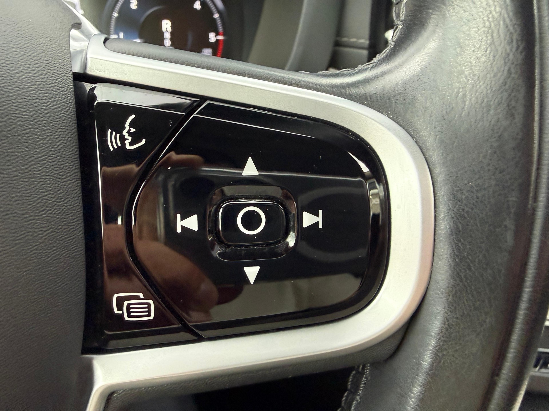VOLVO XC60 2.0 B5 MH Inscription AWD-image-23