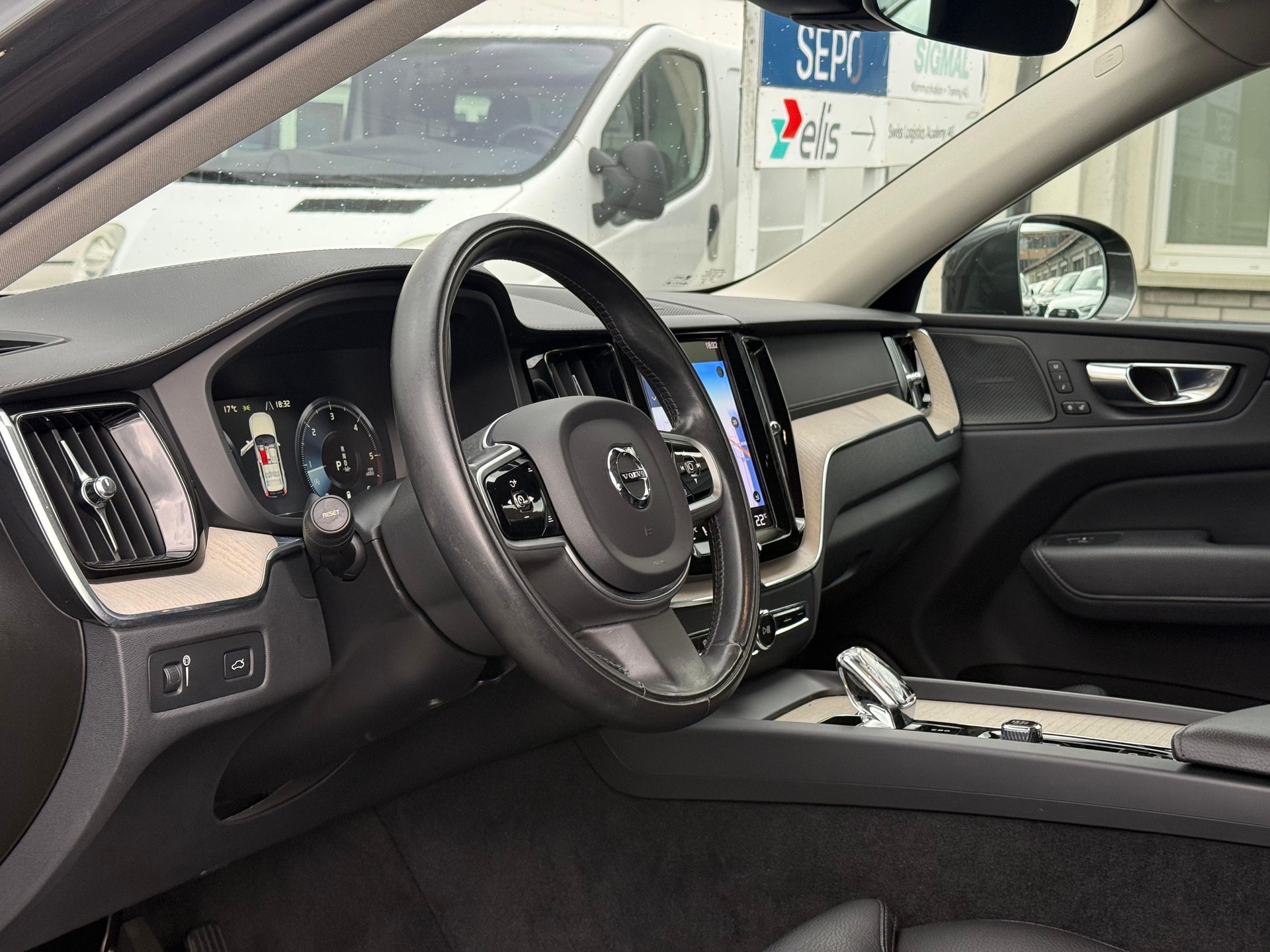 VOLVO XC60 2.0 B5 MH Inscription AWD-image-9