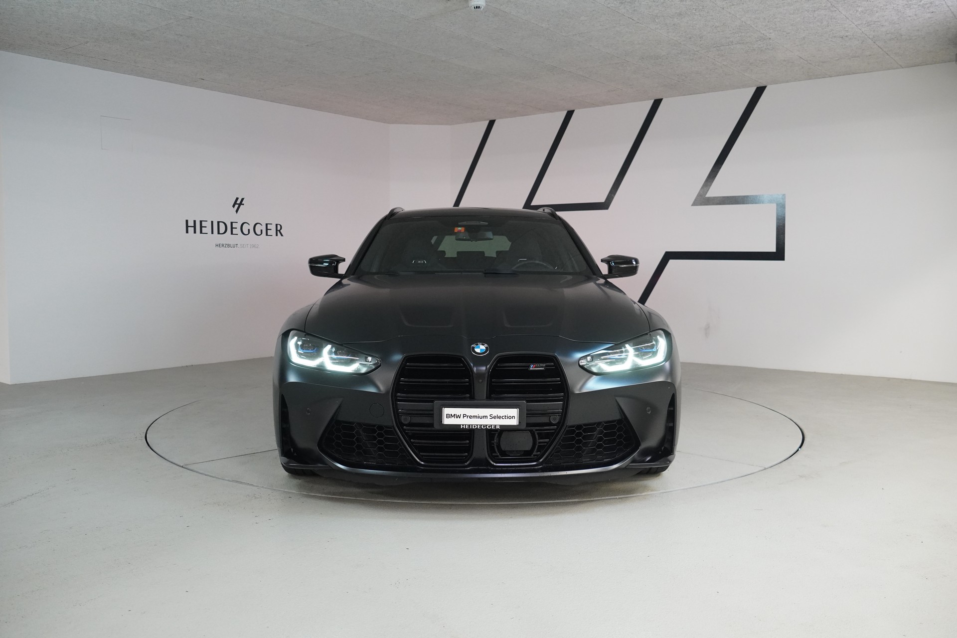 BMW M3 Touring xDrive Competition M-showroom-element-1
