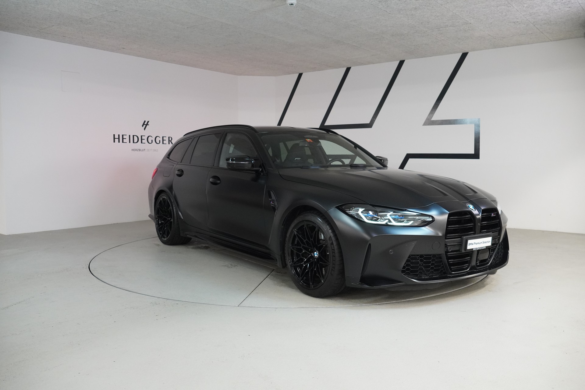 BMW M3 Touring xDrive Competition M-showroom-element-2