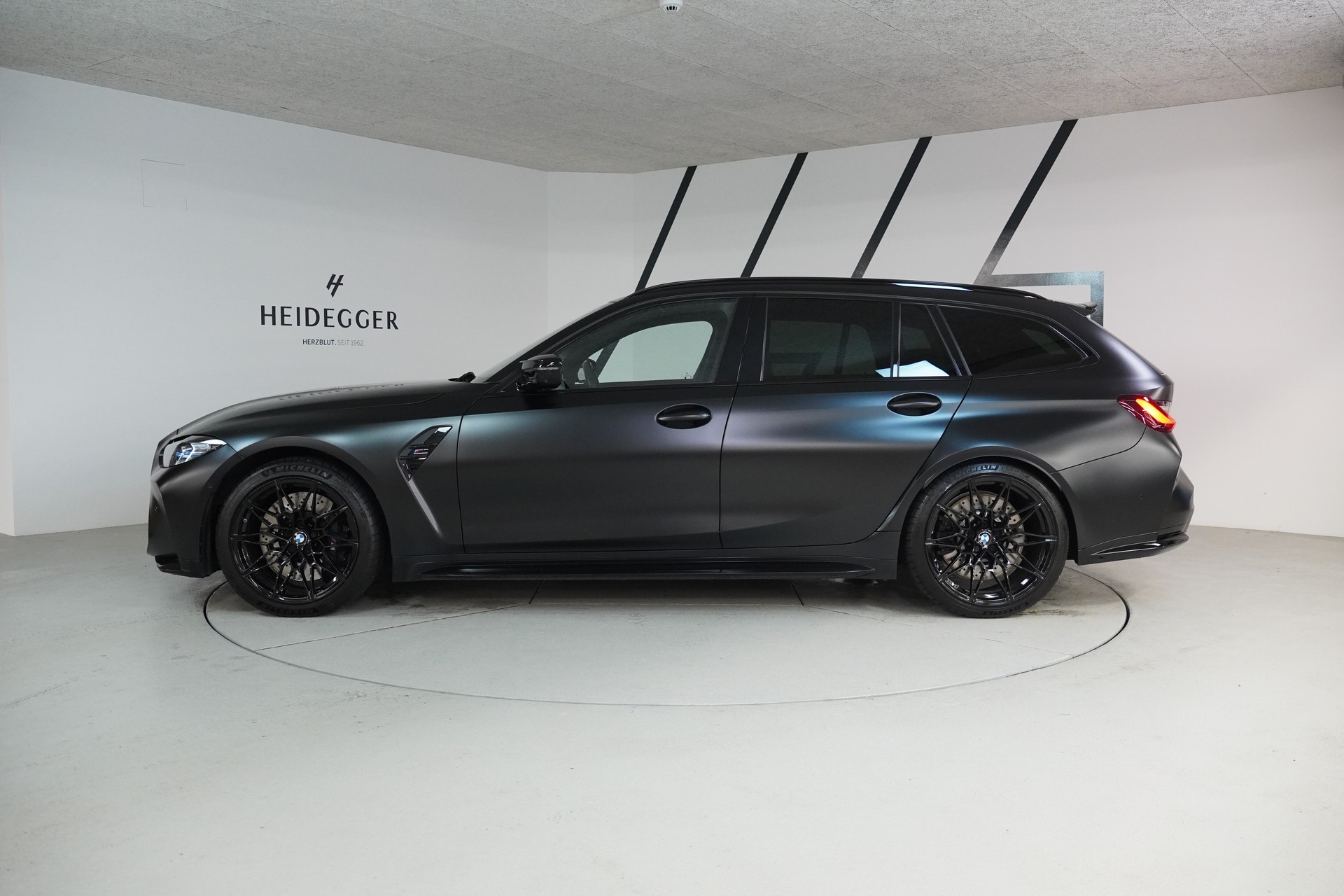 BMW M3 Touring xDrive Competition M-showroom-element-3