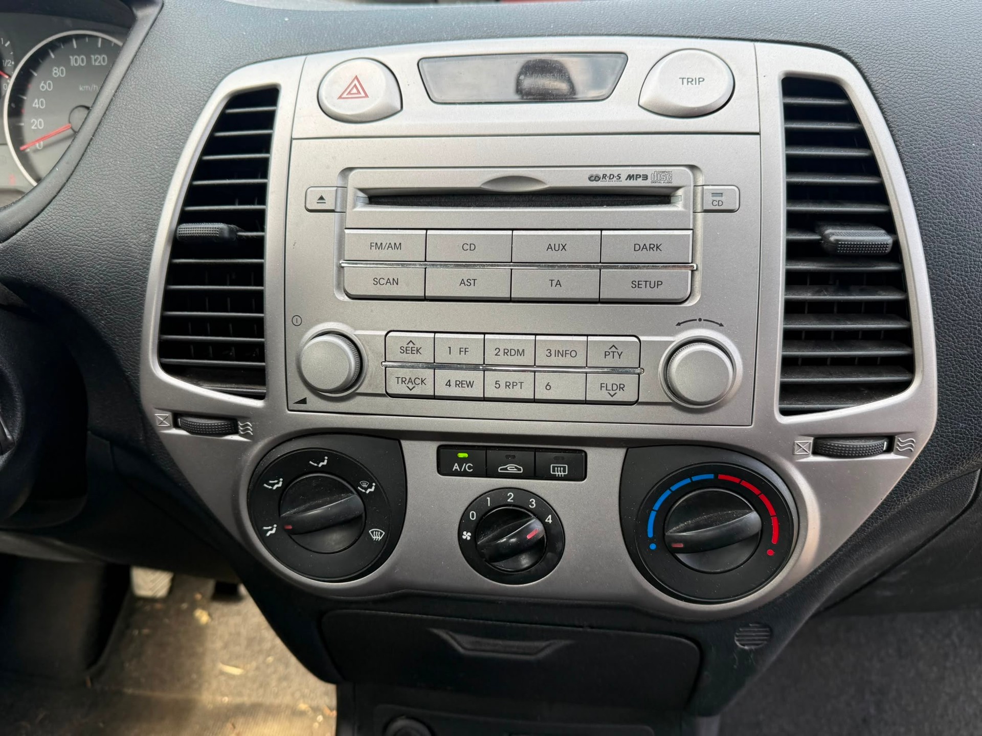 HYUNDAI i20 1.4 Style-image-10