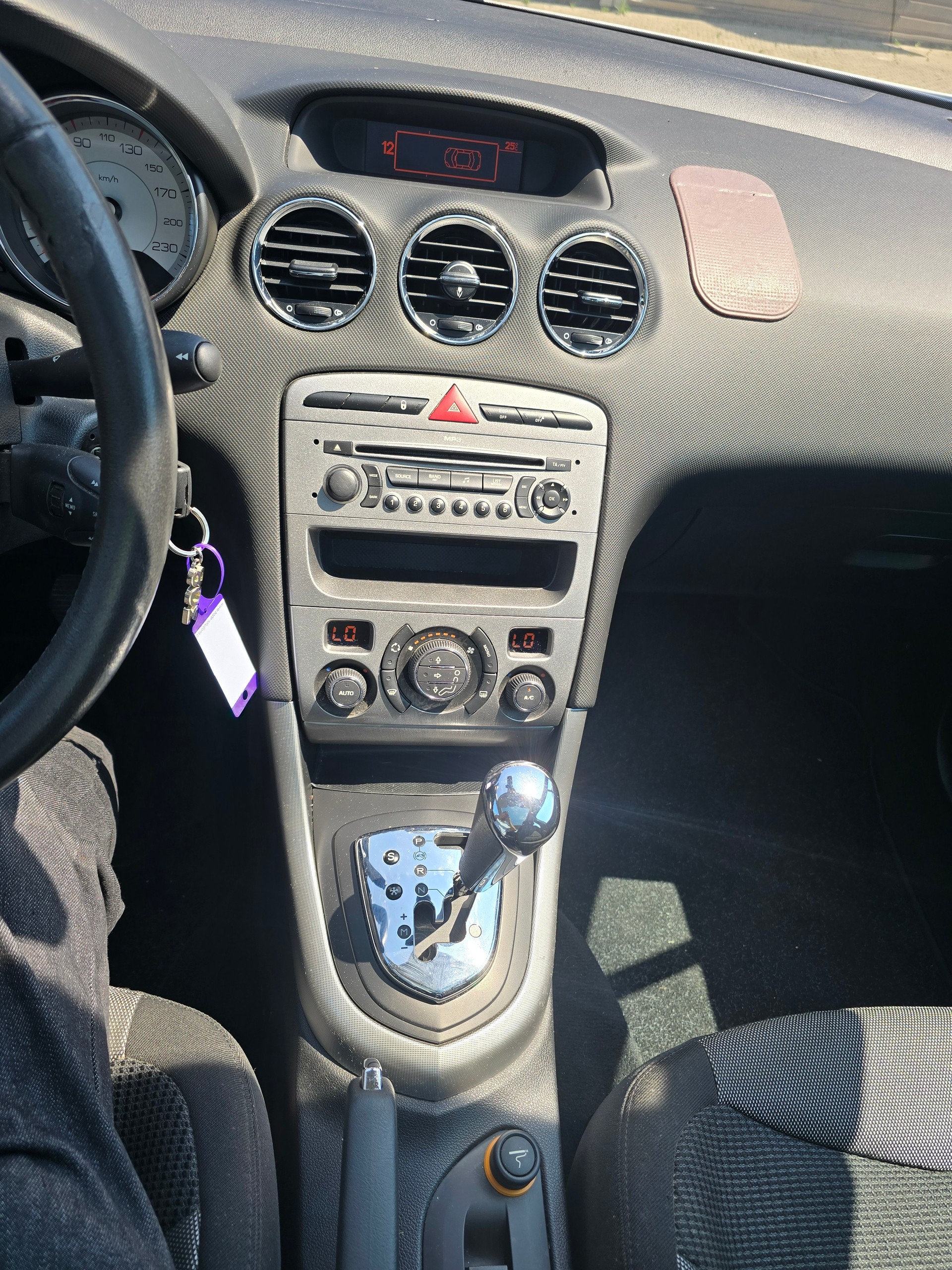 PEUGEOT 308 2.0 HDI Black&Silver Automatic-image-8