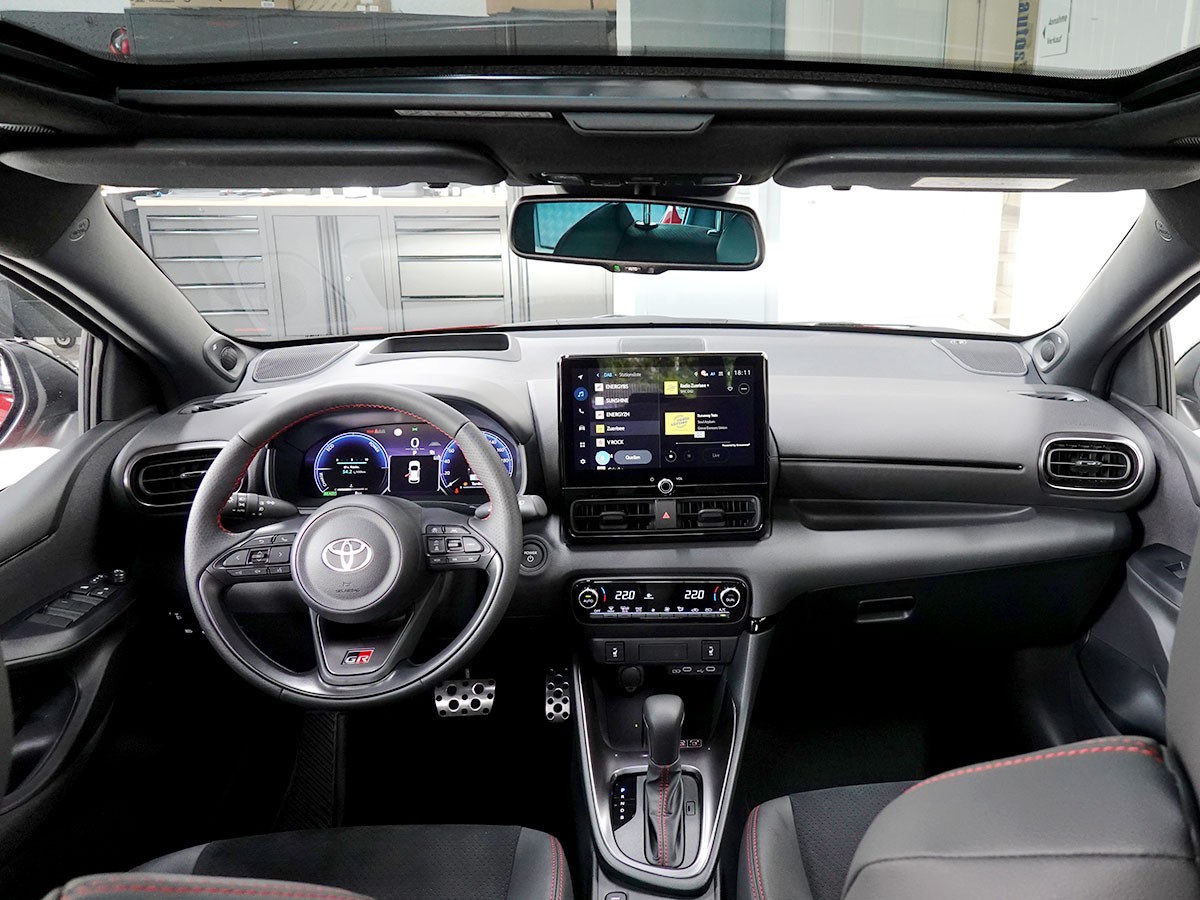 TOYOTA Yaris 1.5 GR Sport e-CVT Panoramaglasdach, JBL, Head-Up Display-image-8