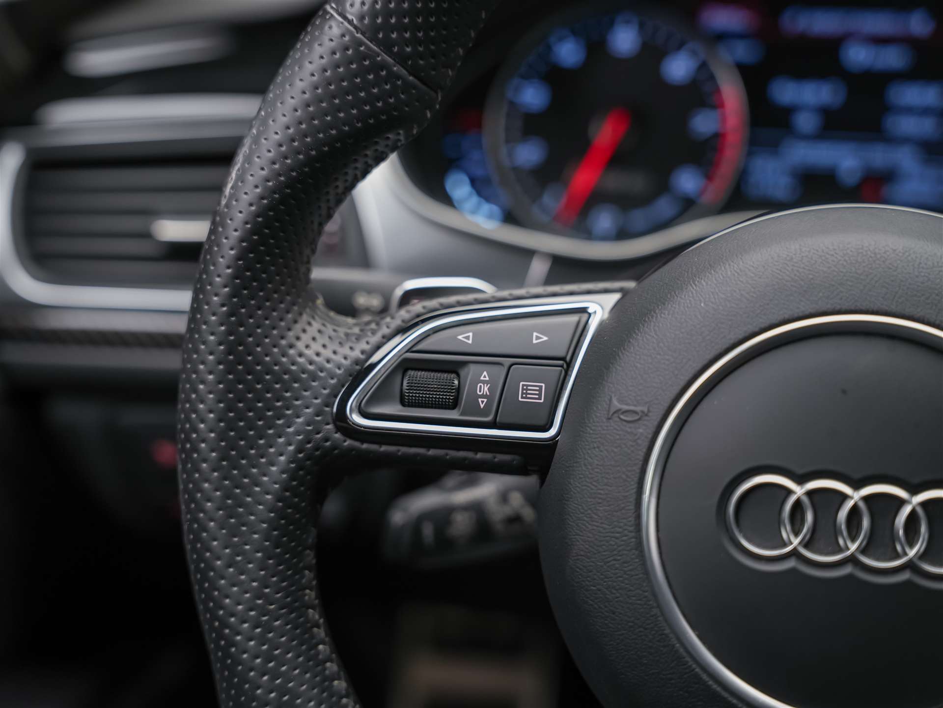 AUDI RS6 Avant 4.0 TFSI V8 quattro Tiptronic *BOSE Soundsystem*Abstandsregler*Sitzheizung*Valcona Leder*-image-29