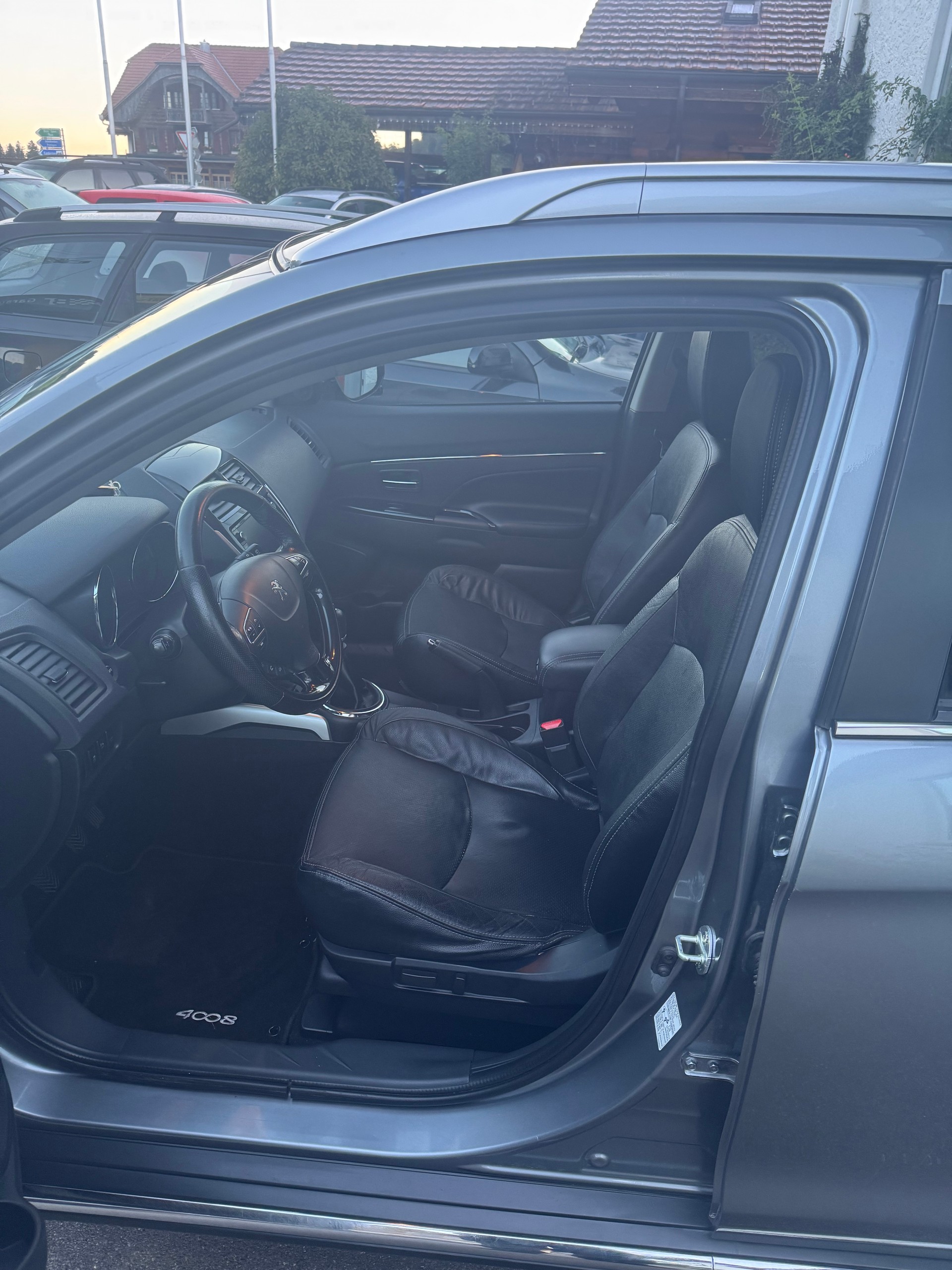 PEUGEOT 4008 1.8 HDi Allure 4WD-image-4
