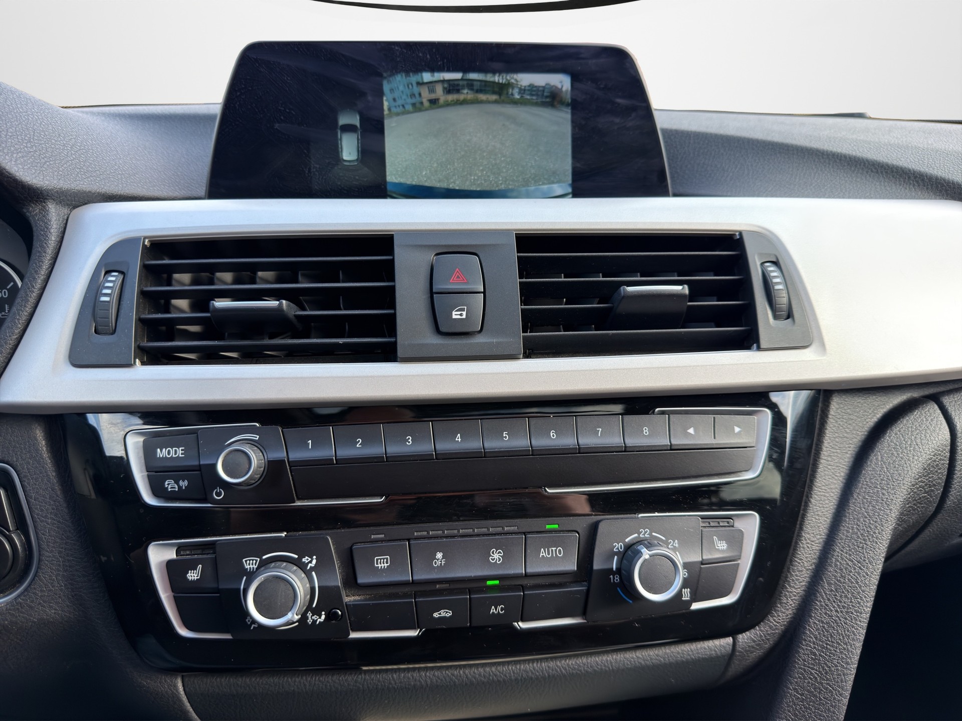 BMW 320d xDrive Touring Edition Sport Line Steptronic-image-15