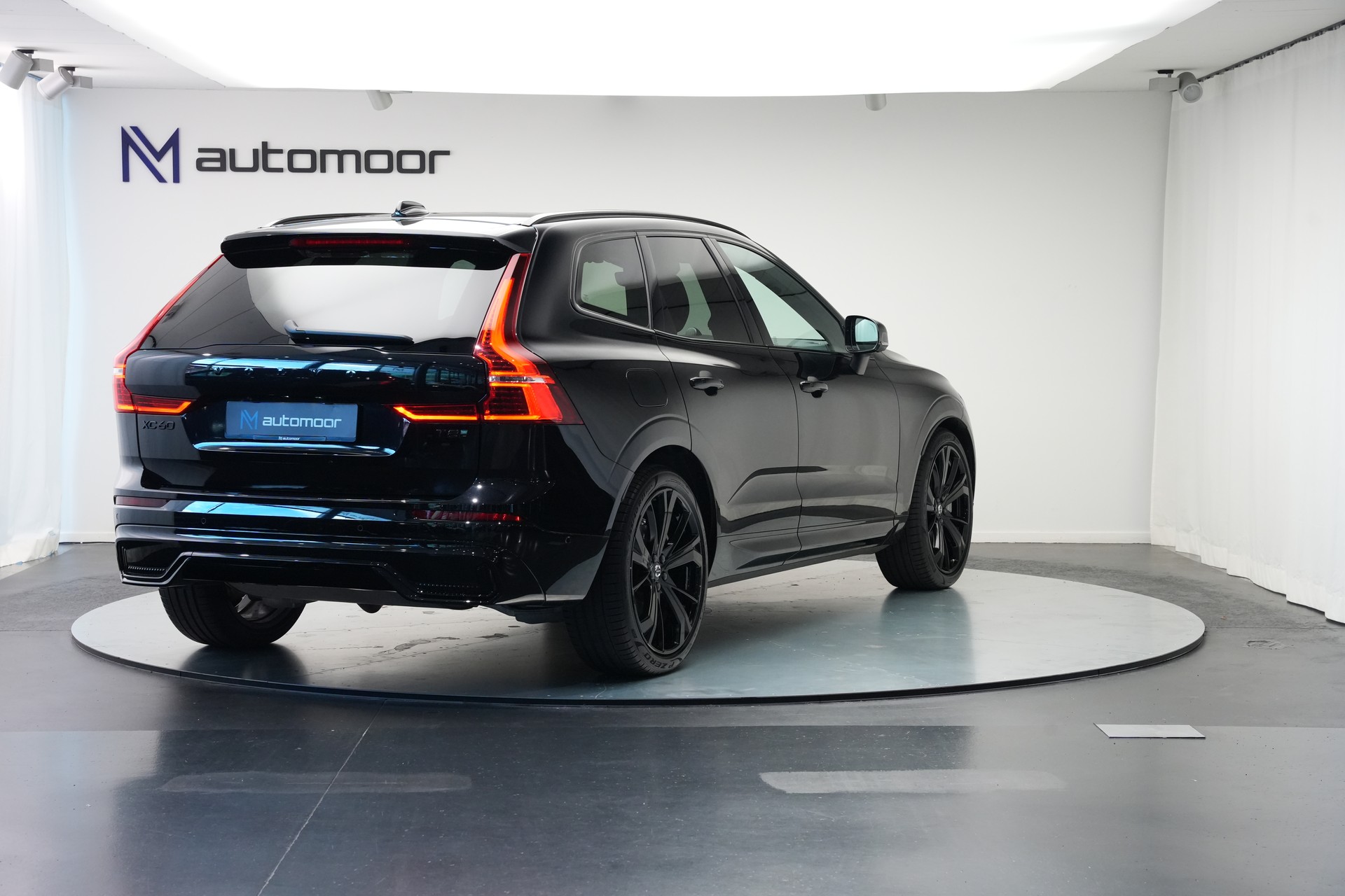 VOLVO XC60 T8 eAWD PluginHybrid Ultimate Dark Geartronic Black Edition Ultra *Luftfahrwerk* *B&W*-image-4