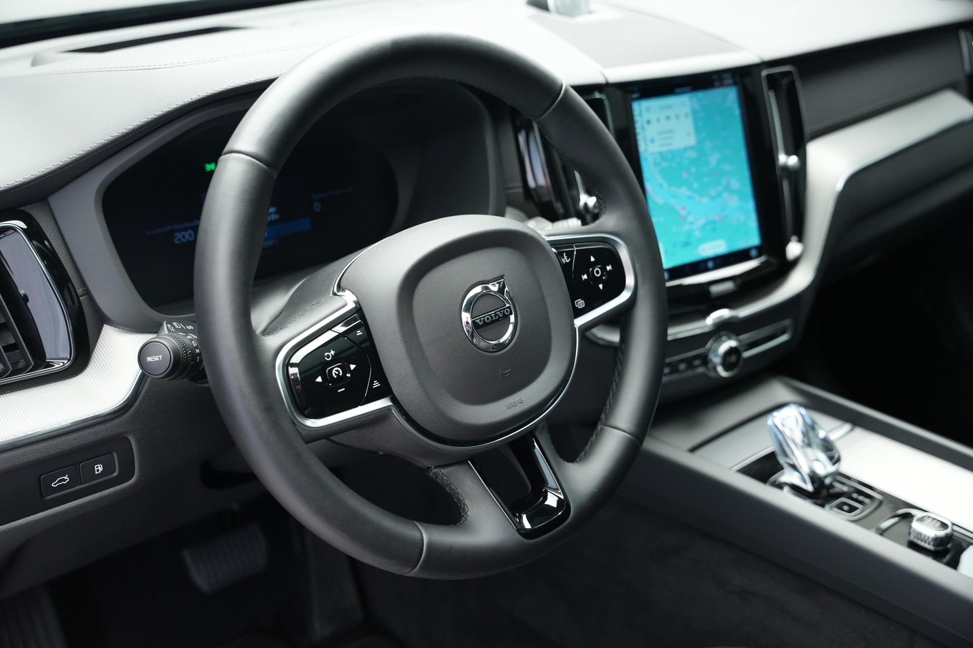VOLVO XC60 T8 eAWD PluginHybrid Ultimate Dark Geartronic Black Edition Ultra *Luftfahrwerk* *B&W*-image-26