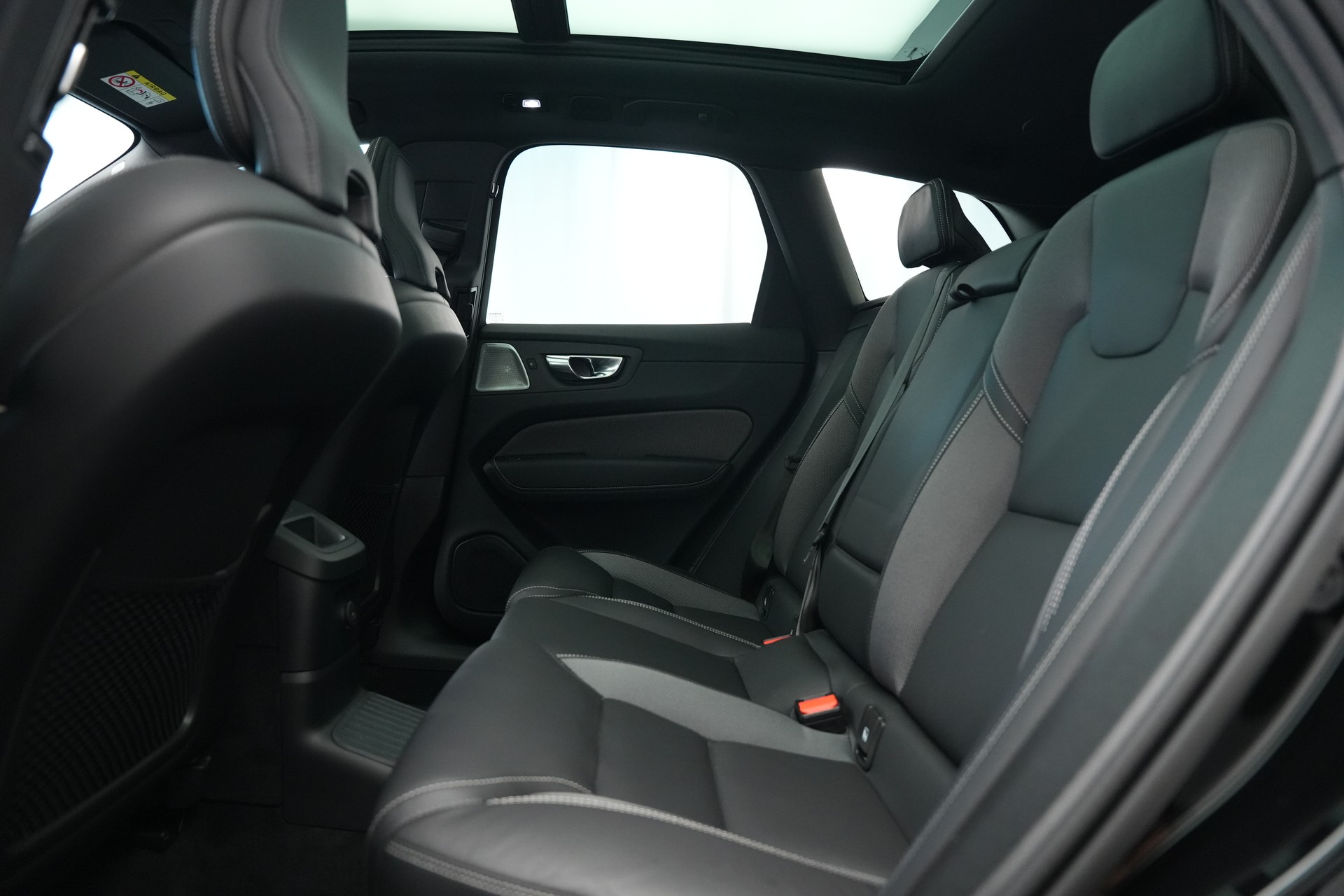 VOLVO XC60 T8 eAWD PluginHybrid Ultimate Dark Geartronic Black Edition Ultra *Luftfahrwerk* *B&W*-image-14