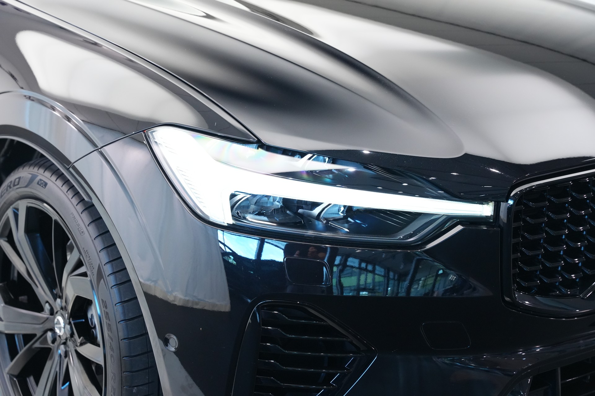 VOLVO XC60 T8 eAWD PluginHybrid Ultimate Dark Geartronic Black Edition Ultra *Luftfahrwerk* *B&W*-image-46