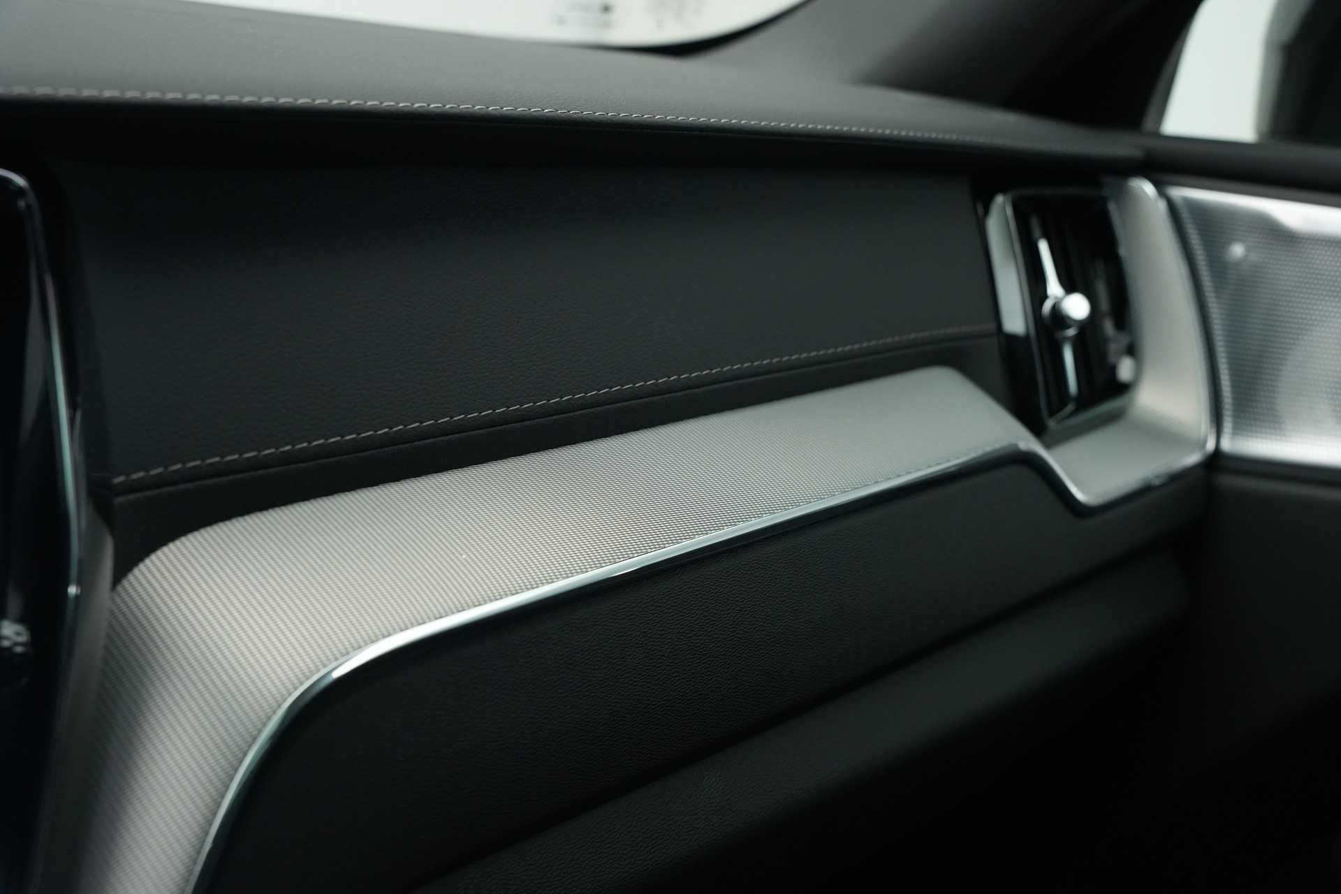 VOLVO XC60 T8 eAWD PluginHybrid Ultimate Dark Geartronic Black Edition Ultra *Luftfahrwerk* *B&W*-image-36